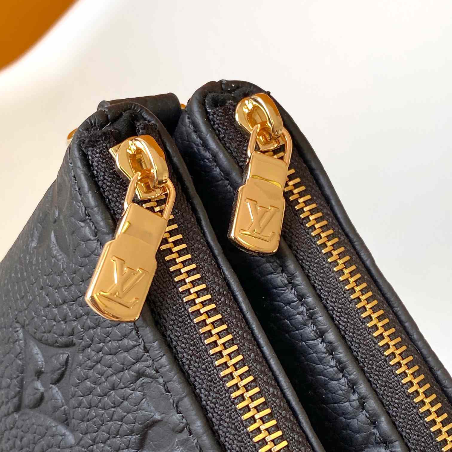 Louis Vuitton Liv Pochette  M83301 - DopestKickz