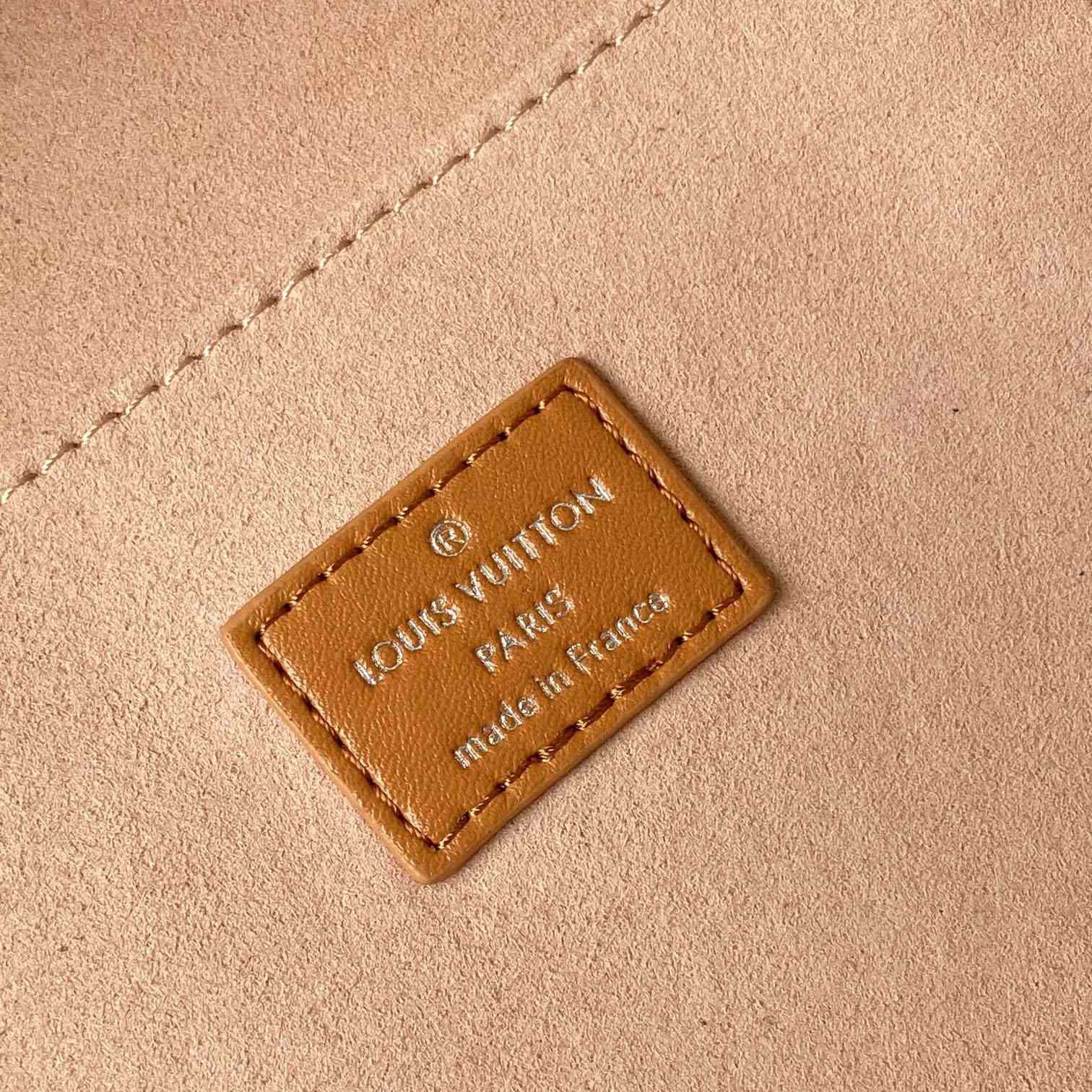 Louis Vuitton Shopper Clutch  M13984 - DopestKickz