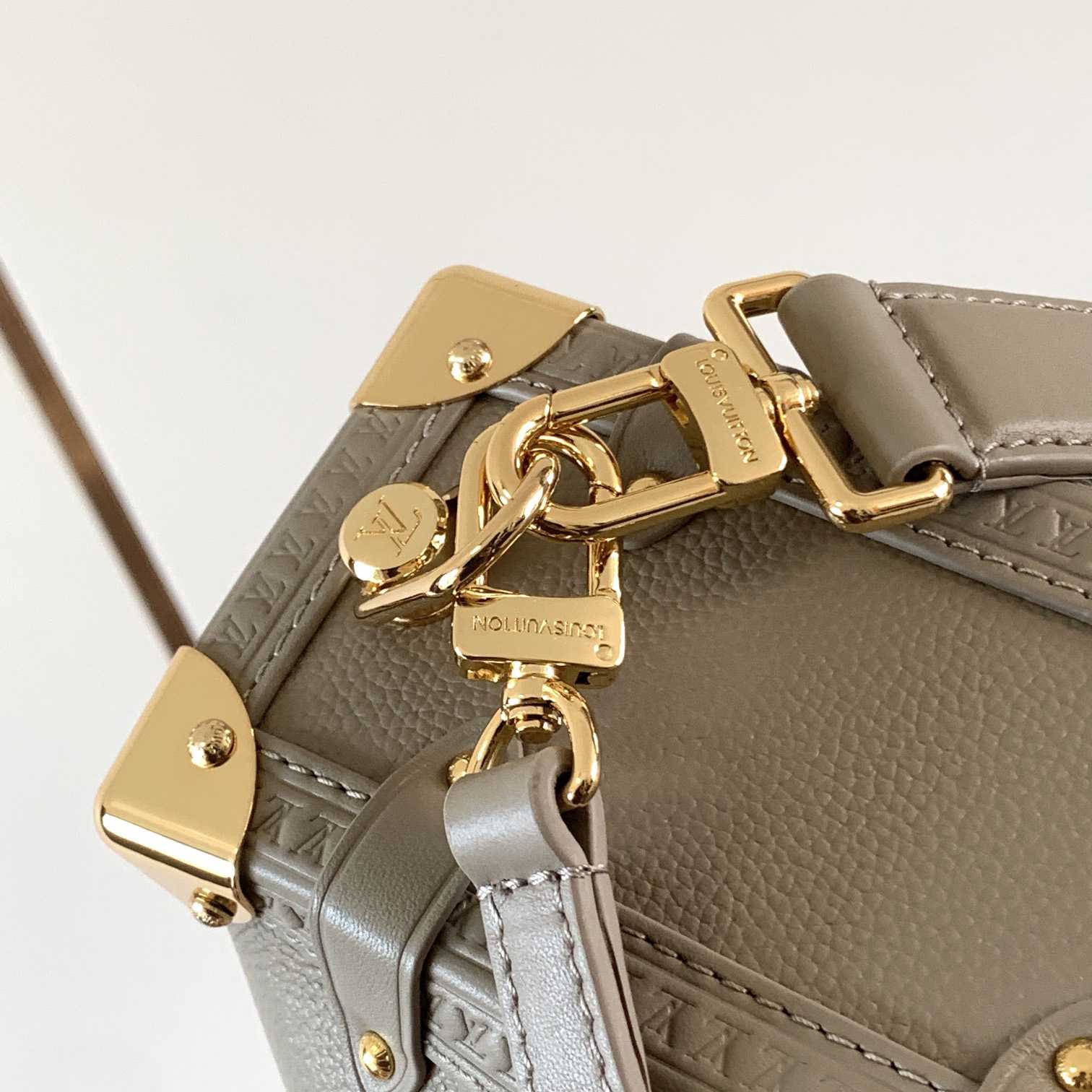 Louis Vuitton Side Trunk MM   M25072 - DopestKickz