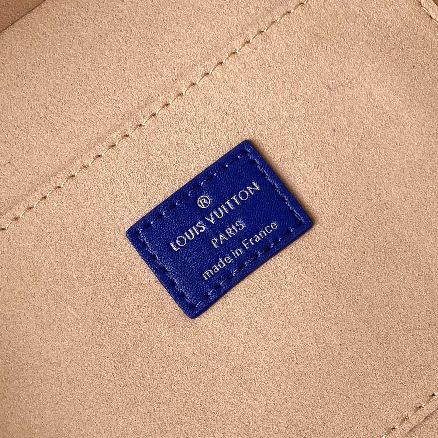 Louis Vuitton Shopper Clutch  M14028 - DopestKickz