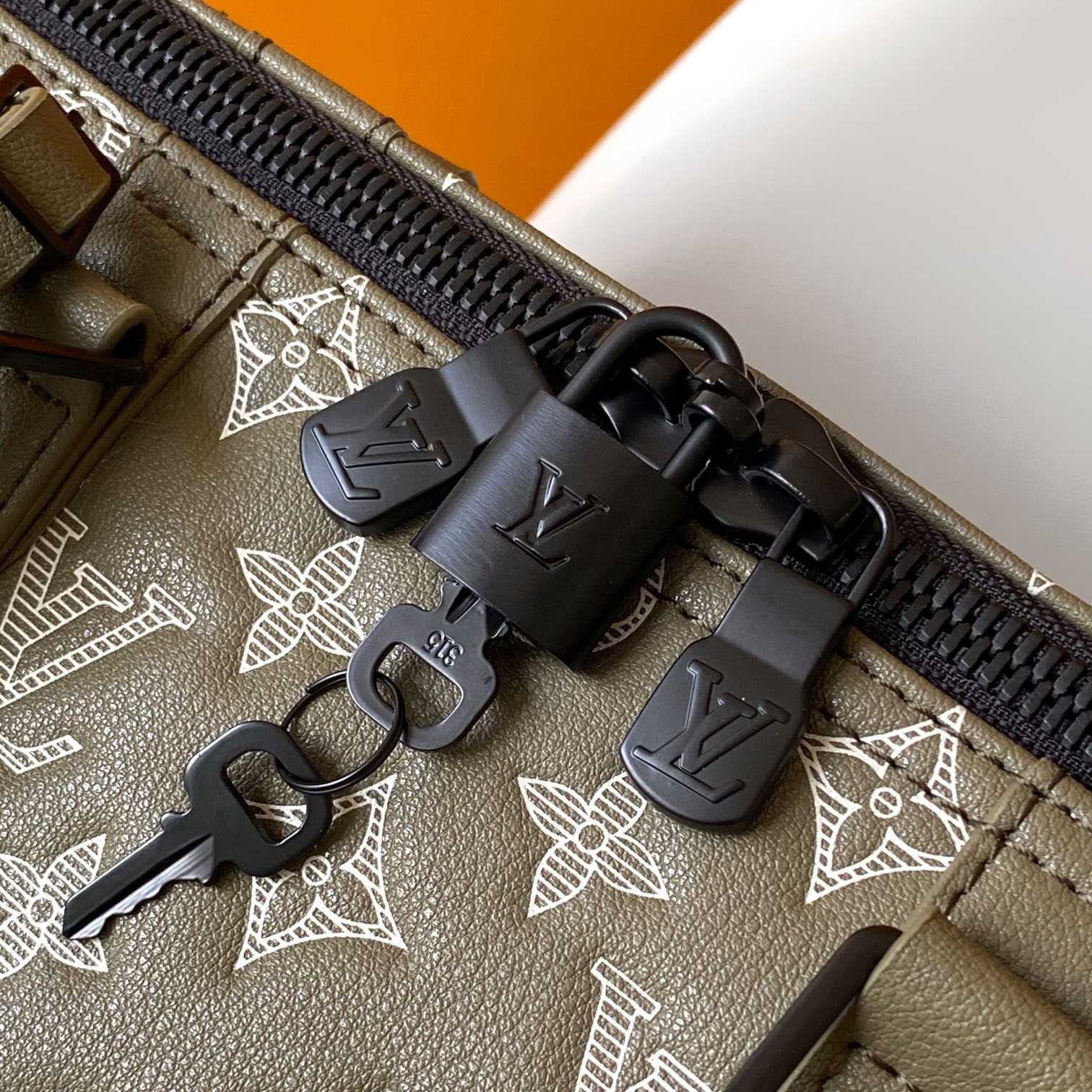 Louis Vuitton Keepall Bandoulière 50  M12504 - DopestKickz