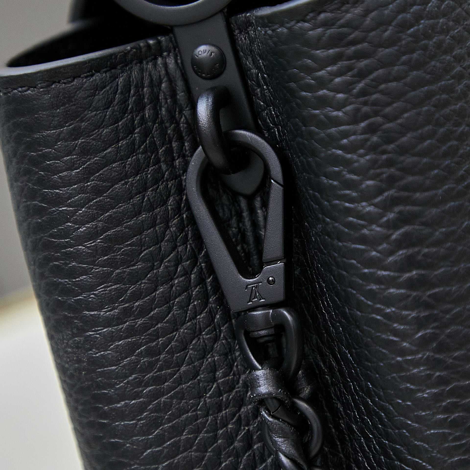 Louis Vuitton Capucines East-West Mini  M23955 - DopestKickz