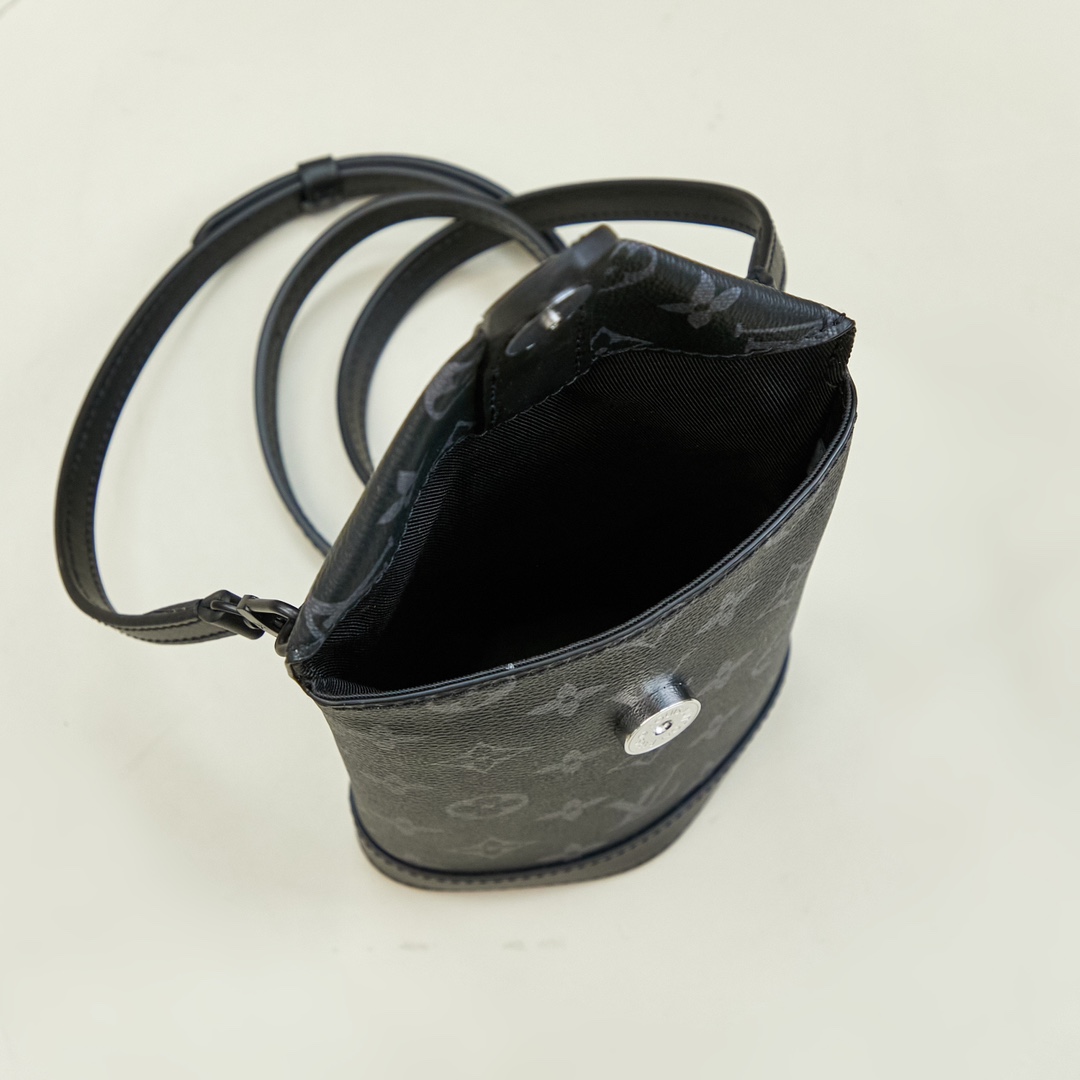 Louis Vuitton Envelope Pouch  M11613 - DopestKickz