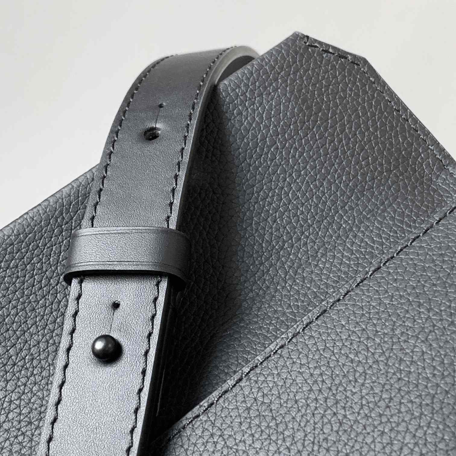 Louis Vuitton Pilot Wearable Wallet   M83563 - DopestKickz