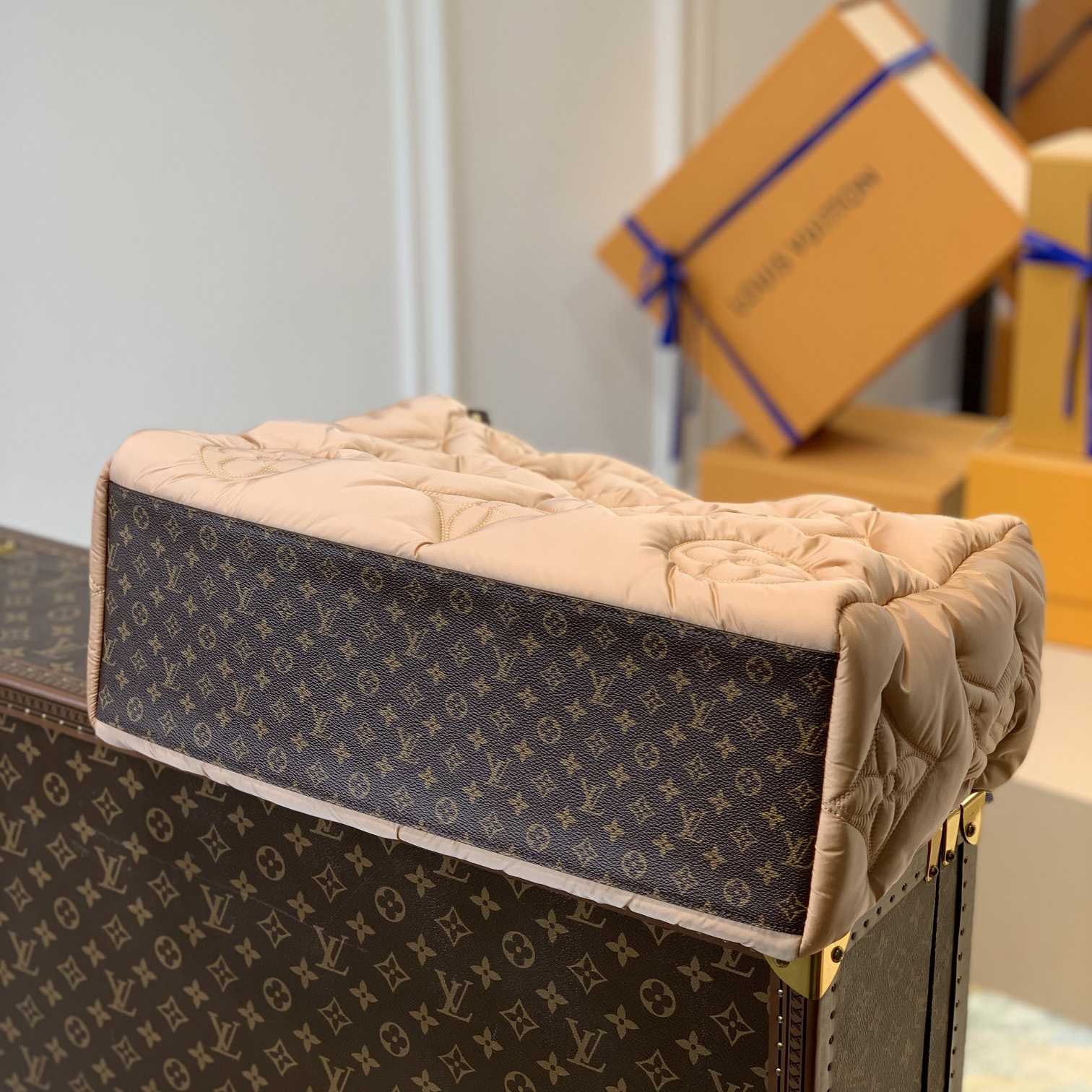 Louis Vuitton Monogram Giant Pillow OnTheGo MM   M59007 （41 x 34 x 19cm） - DopestKickz