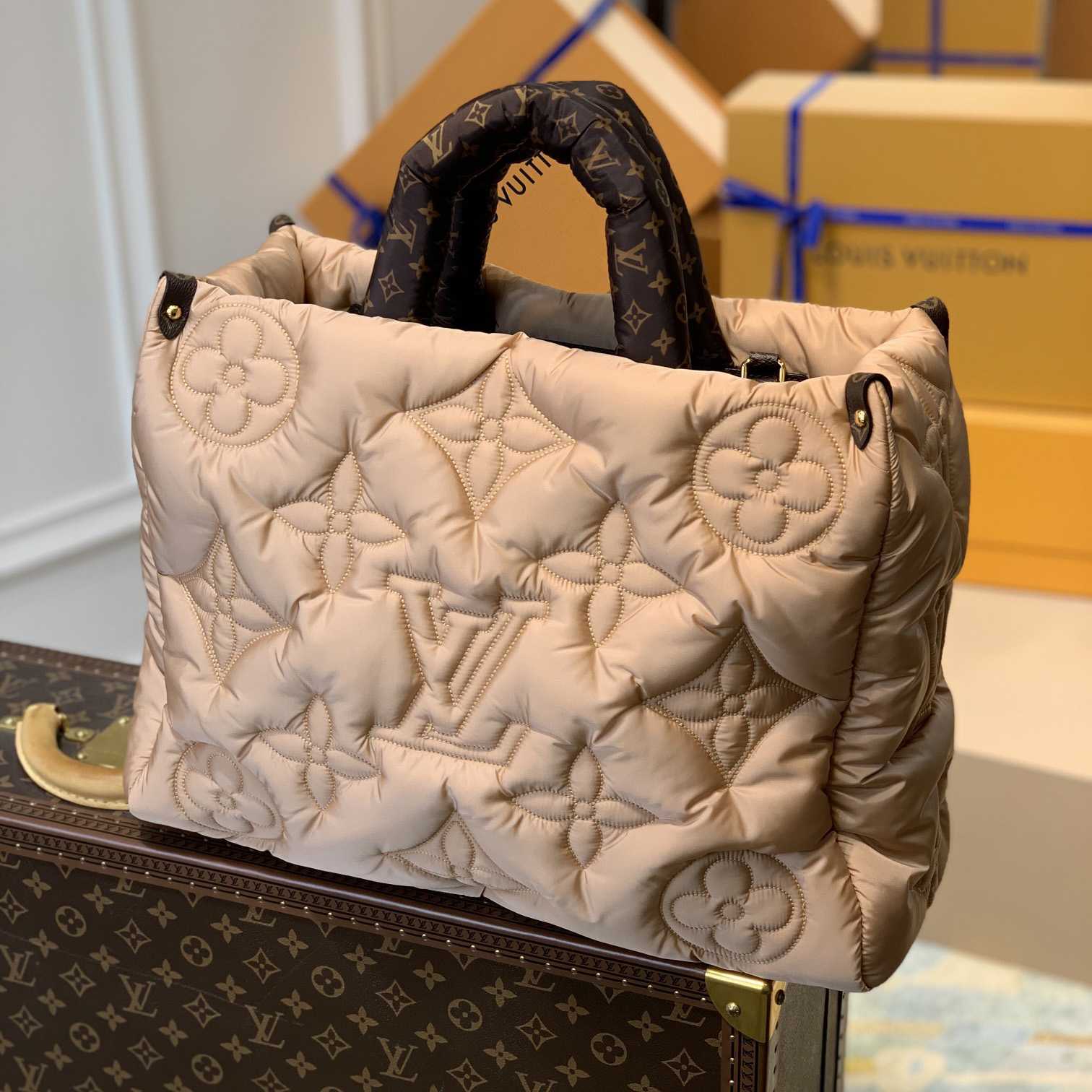 Louis Vuitton Monogram Giant Pillow OnTheGo MM   M59007 （41 x 34 x 19cm） - DopestKickz