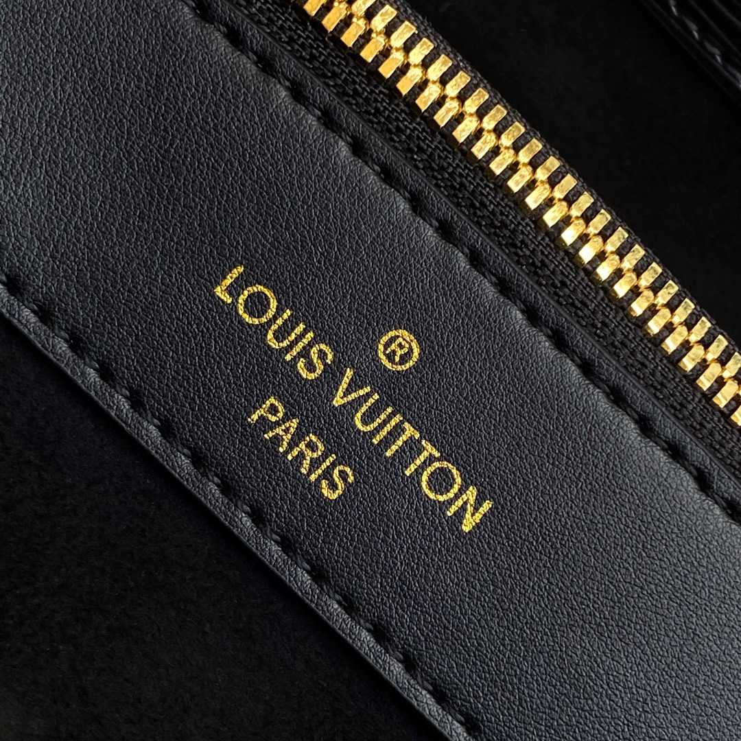 Louis Vuitton Varenne East West   M11791 - DopestKickz