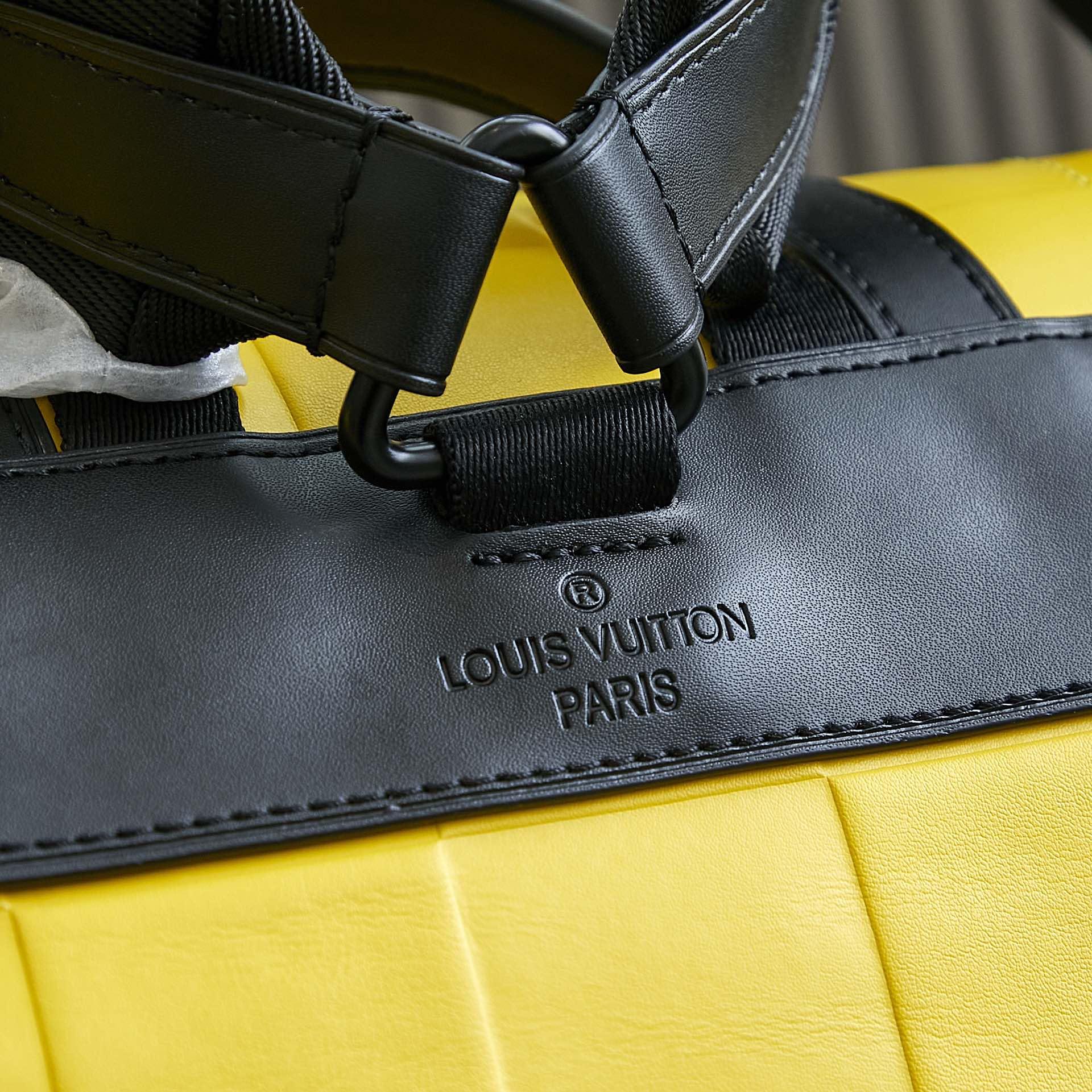 Louis Vuitton Christopher MM  M25016 - DopestKickz