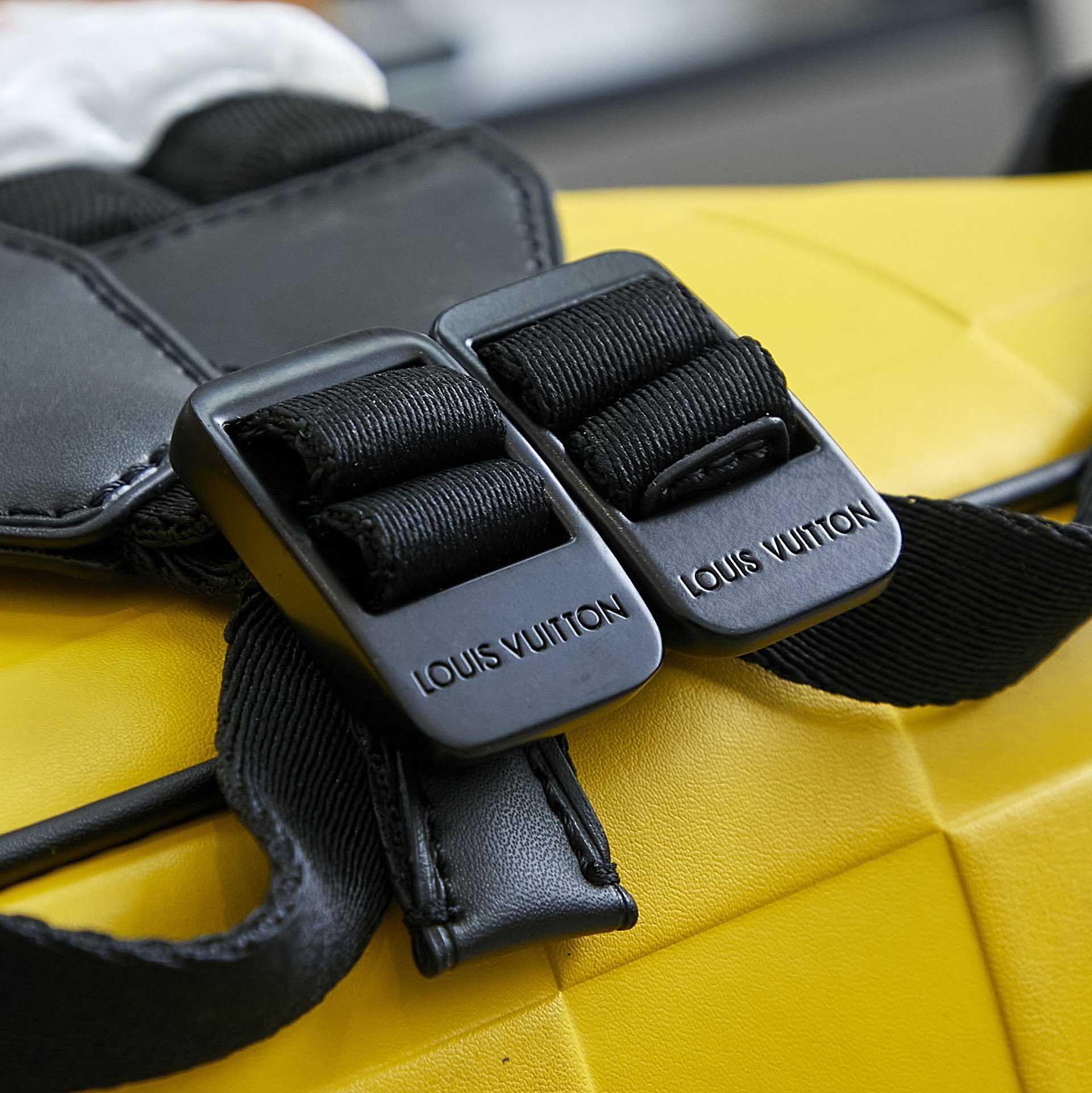 Louis Vuitton Christopher MM  M25016 - DopestKickz