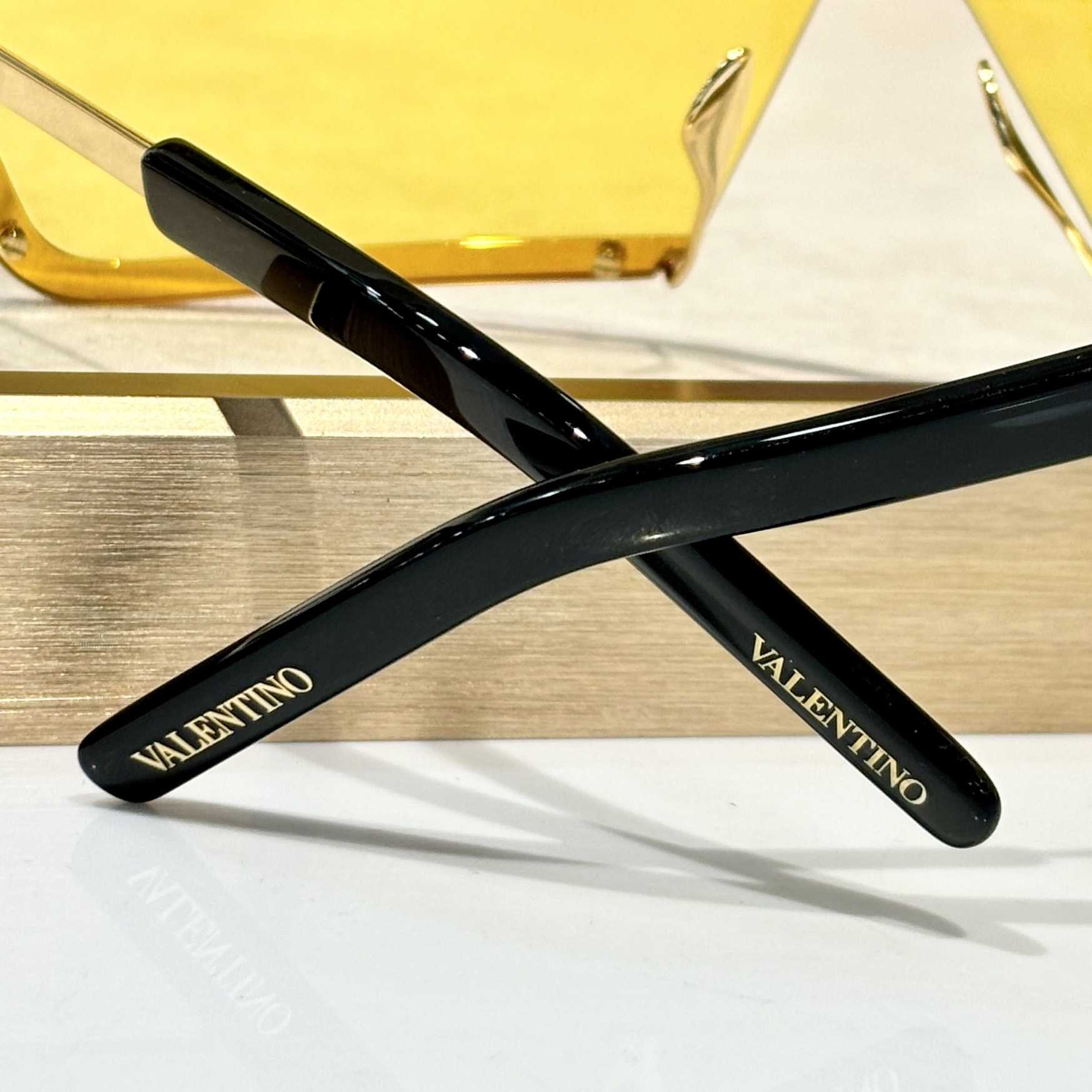 Valent Garavani V-Romask Sunglasses - DopestKickz