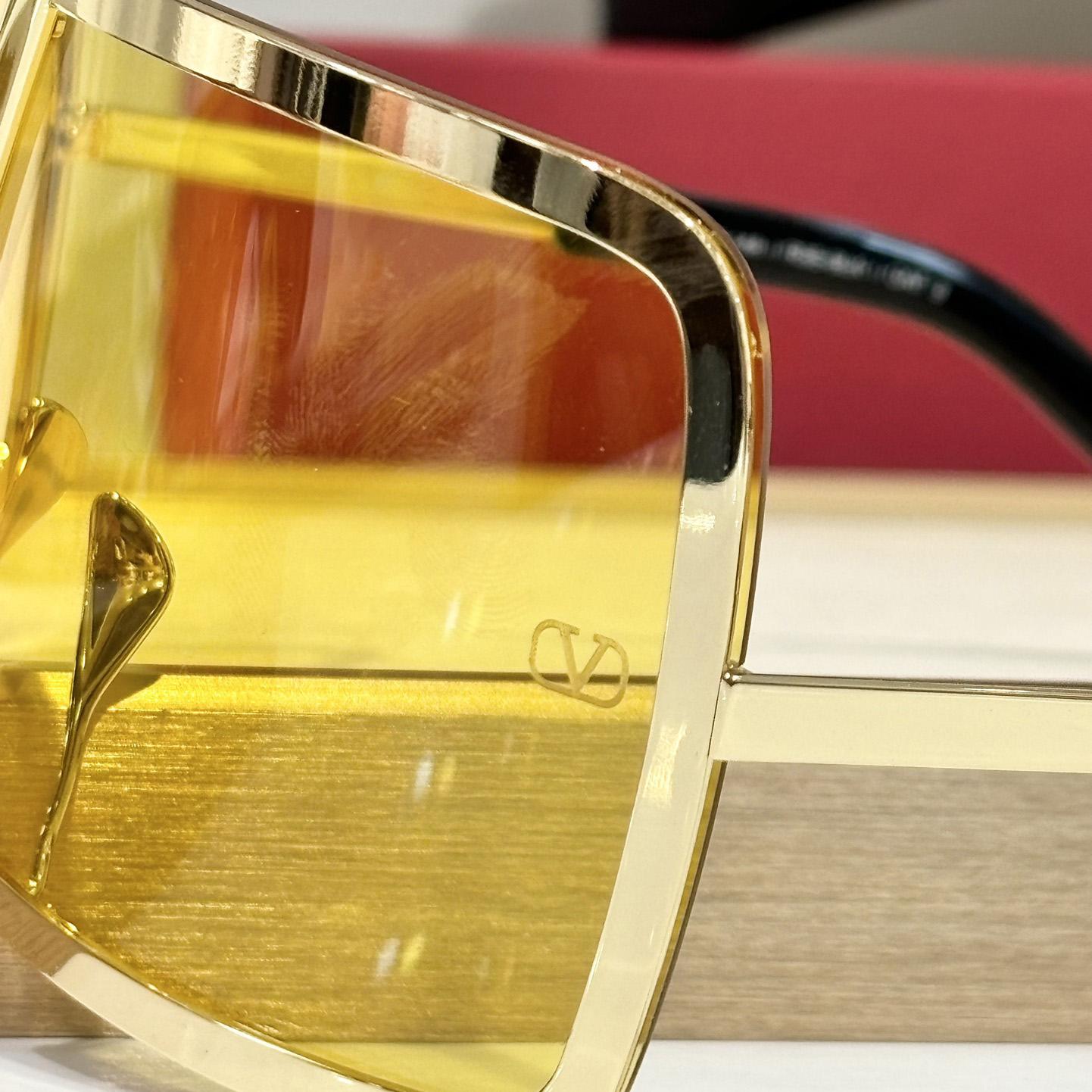 Valent Garavani V-Romask Sunglasses - DopestKickz