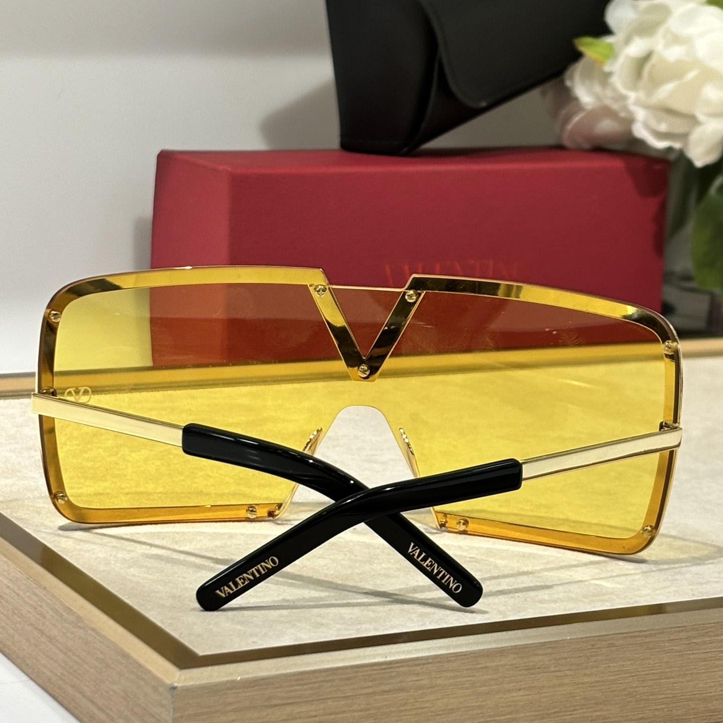 Valent Garavani V-Romask Sunglasses - DopestKickz