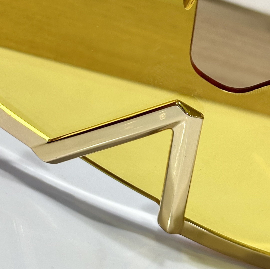 Valent Garavani V-Romask Sunglasses - DopestKickz