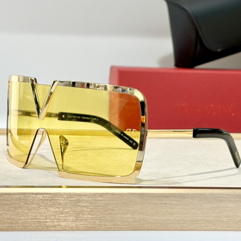 Valent Garavani V-Romask Sunglasses - DopestKickz