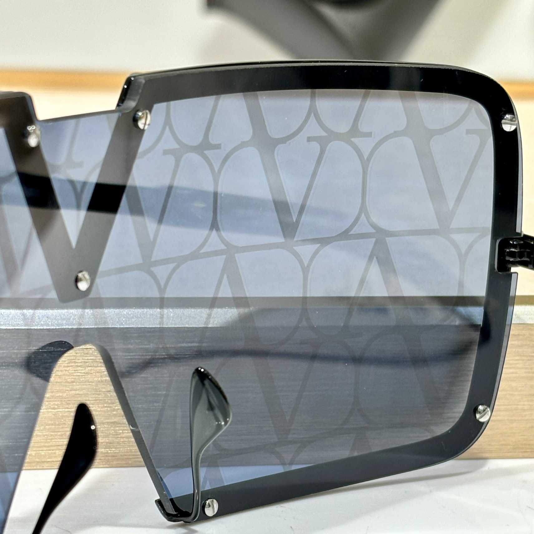 Valent Garavani V-Romask Sunglasses - DopestKickz