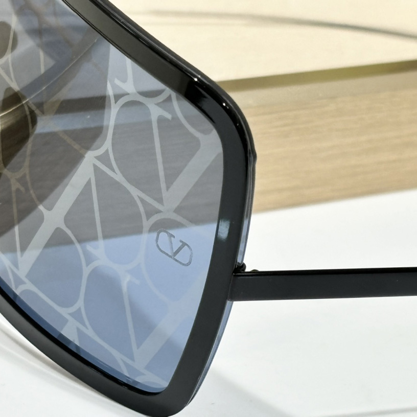 Valent Garavani V-Romask Sunglasses - DopestKickz