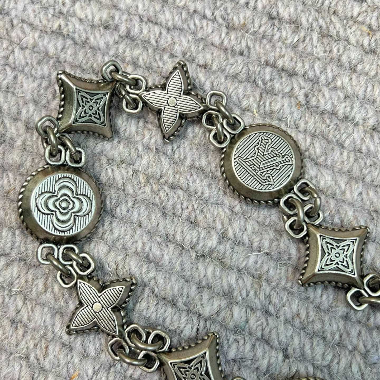 Louis Vuitton Western Chain Belt And Bag Charm   M02031 - DopestKickz