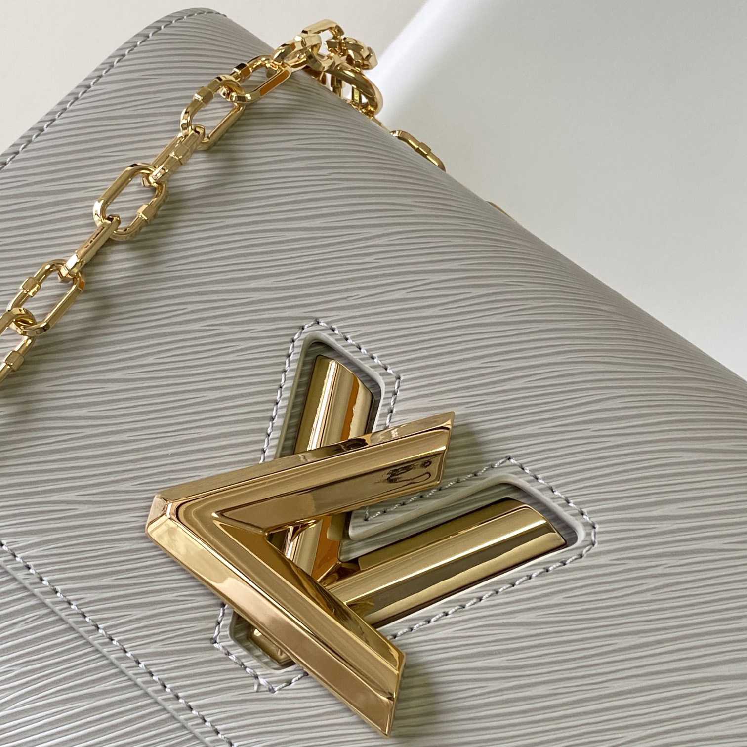 Louis Vuitton Twist   M21026 （23 x 17 x 9.5cm） - DopestKickz