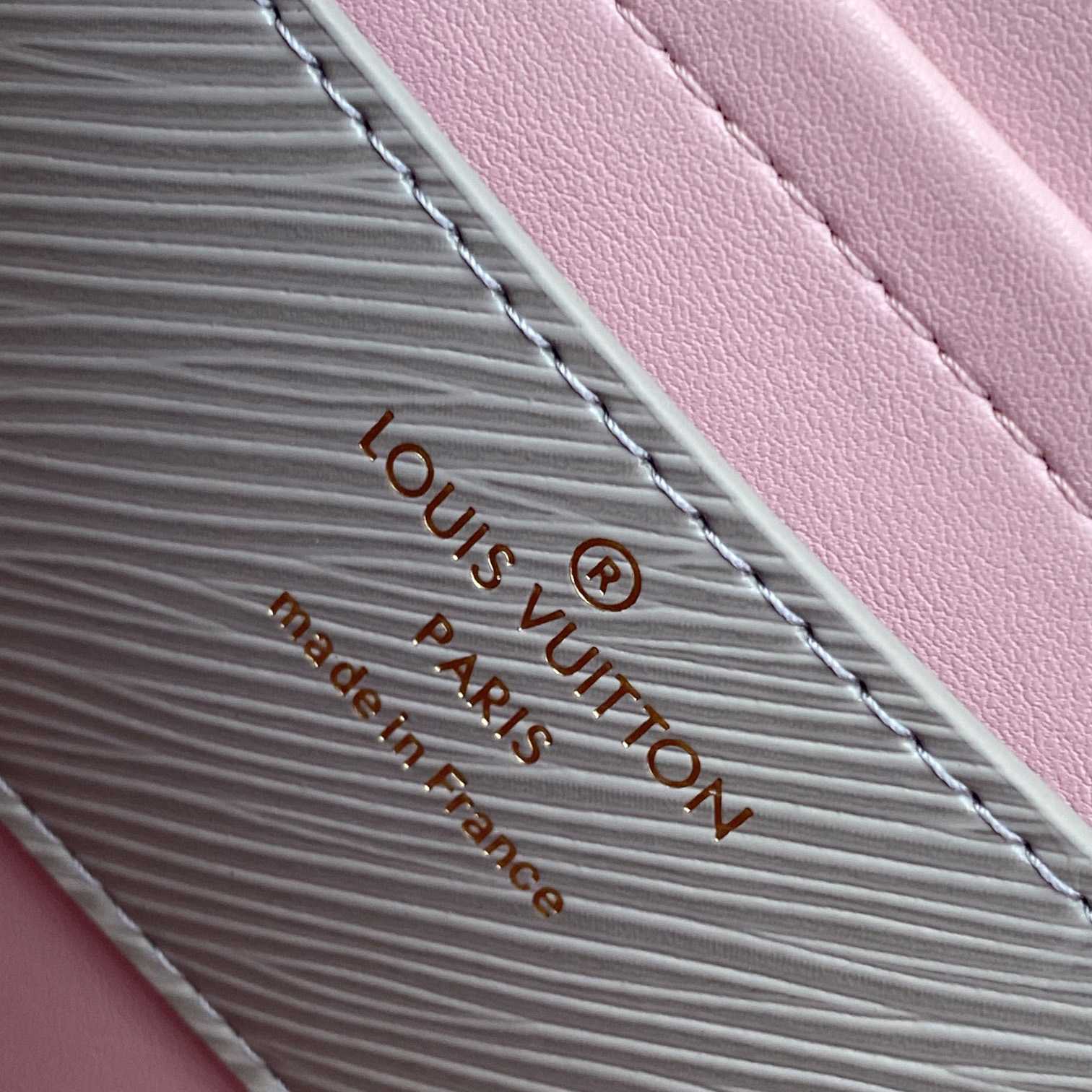 Louis Vuitton Twist   M21026 （23 x 17 x 9.5cm） - DopestKickz