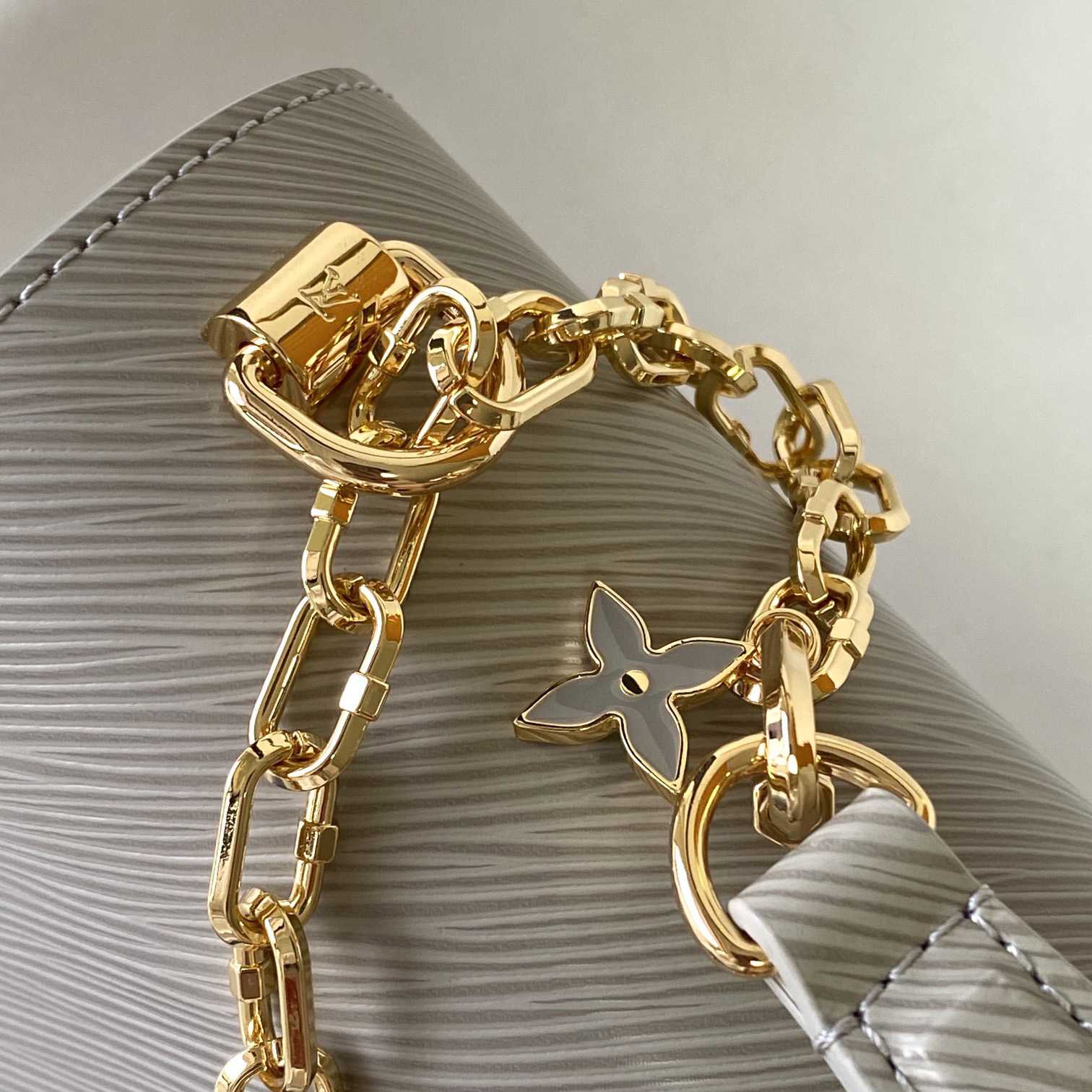 Louis Vuitton Twist   M21026 （23 x 17 x 9.5cm） - DopestKickz