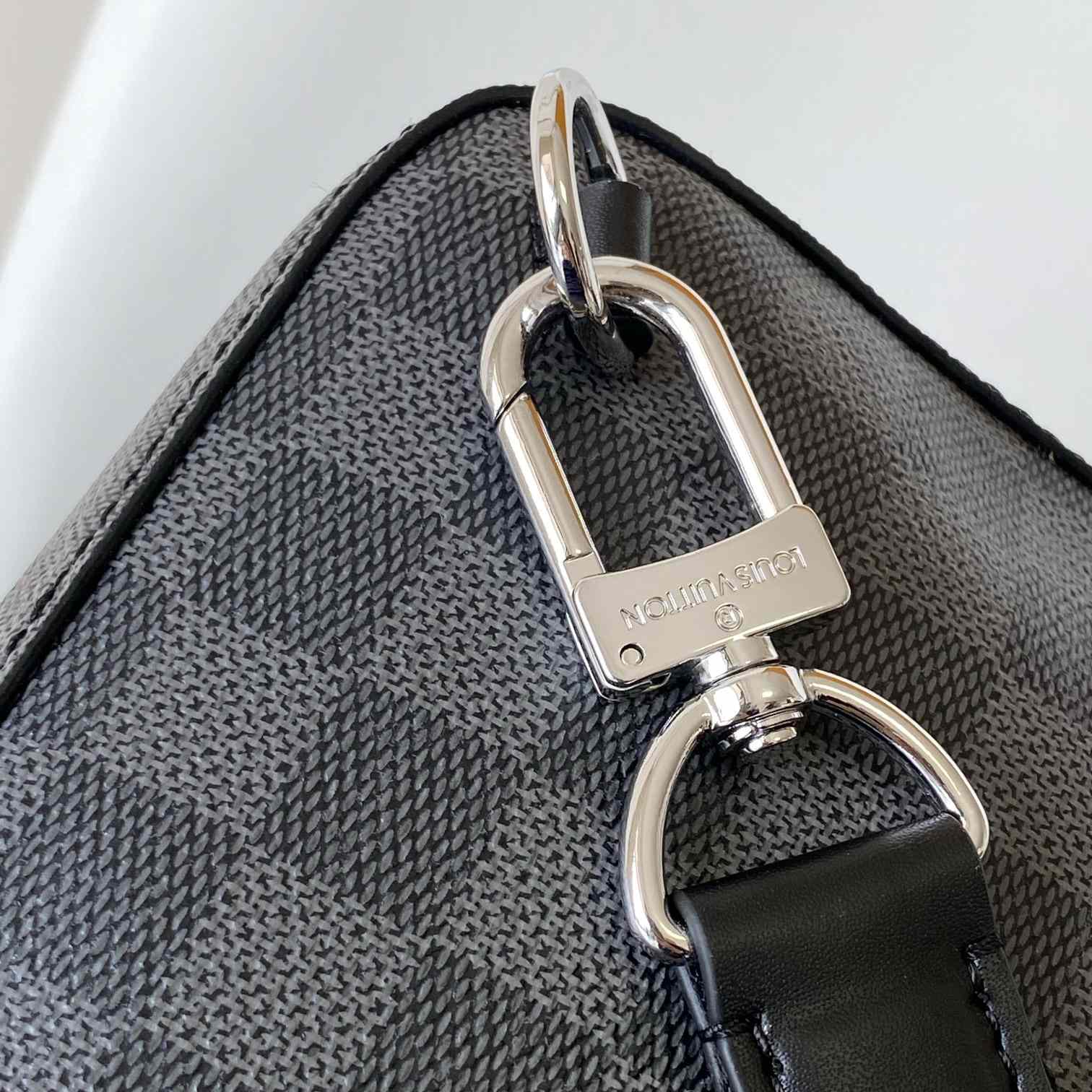 Louis Vuitton Avenue Slingbag    N00086 - DopestKickz