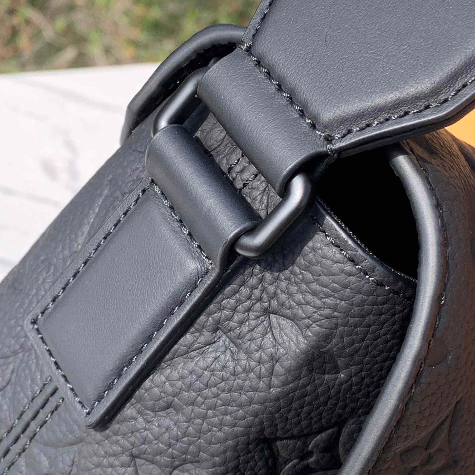  Louis Vuitton S-Cape Messenger    M23741 - DopestKickz