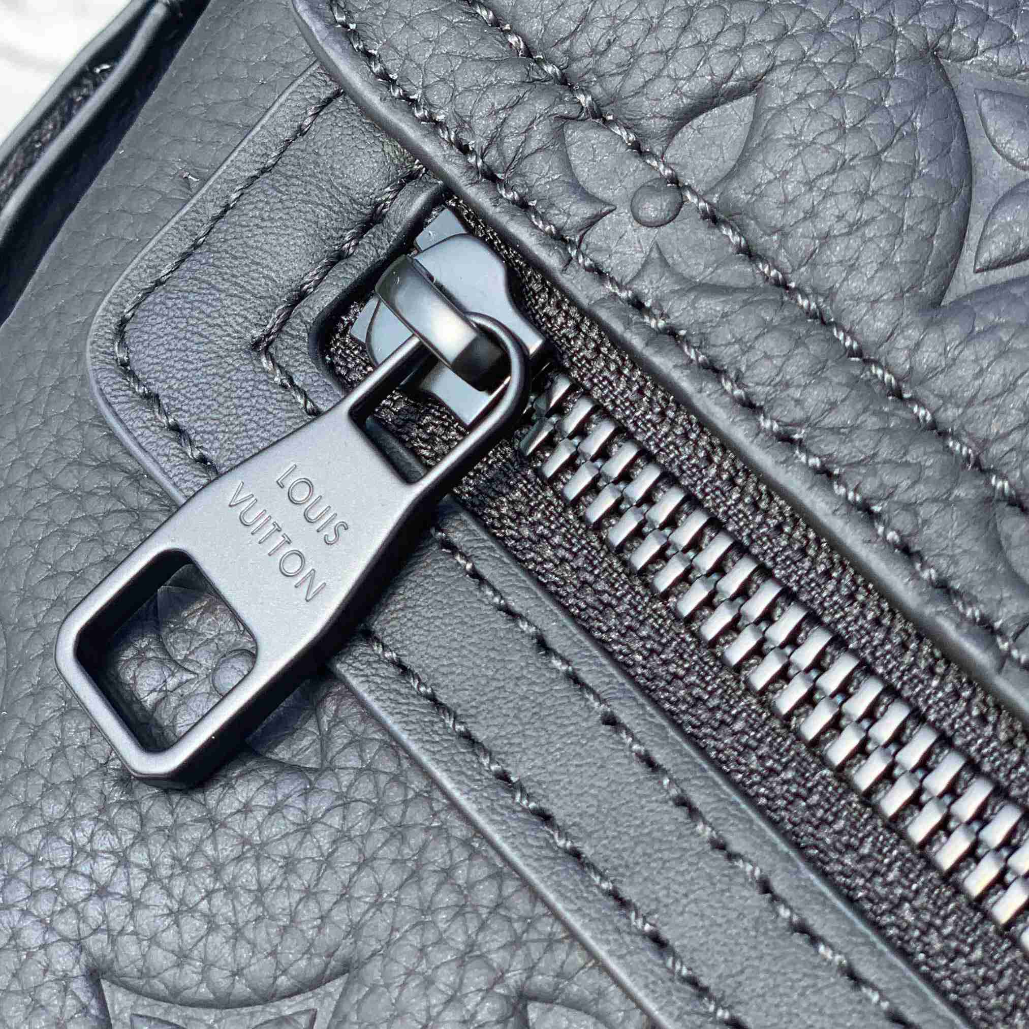  Louis Vuitton S-Cape Messenger    M23741 - DopestKickz