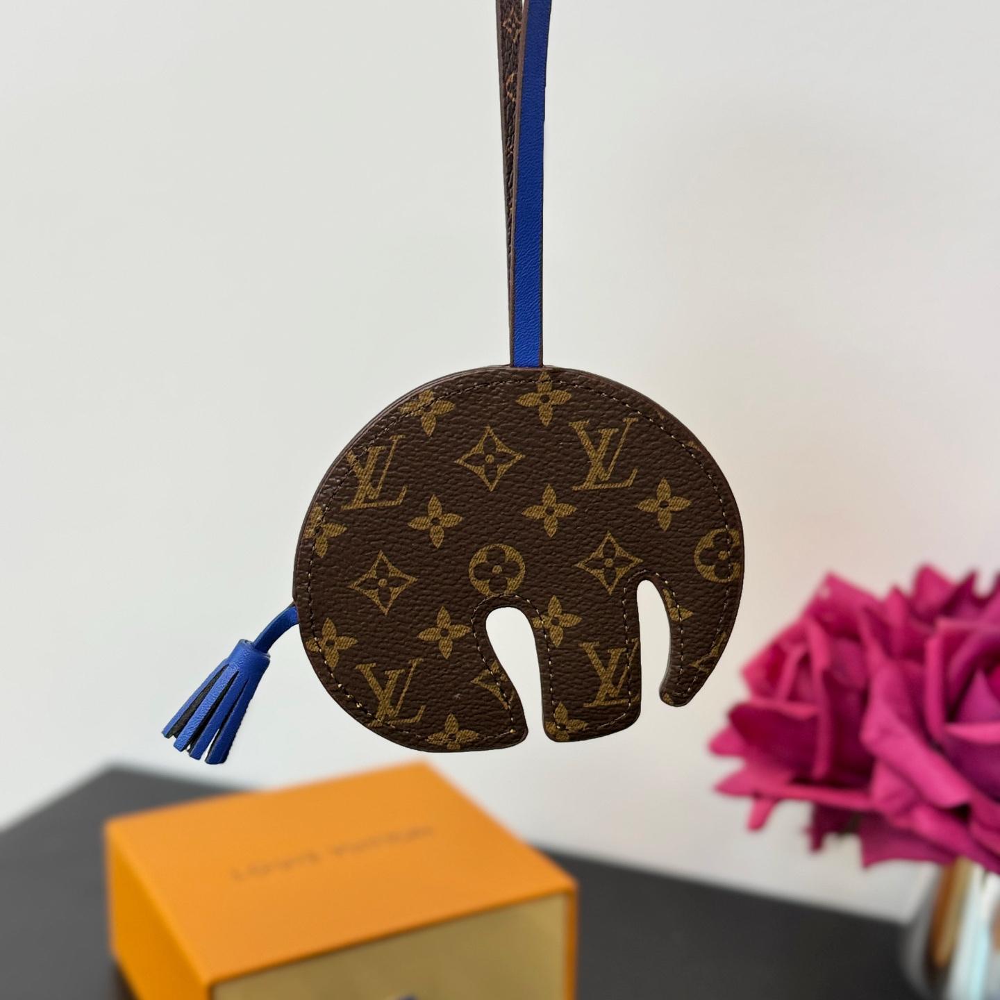 Louis Vuitton LV Elephant Bag Charm   M02325 - DopestKickz
