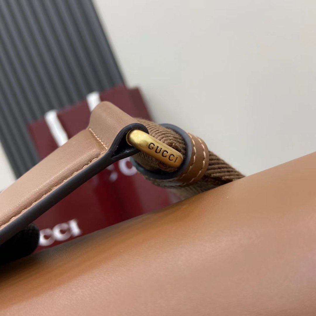 Gucci GG Emblem Medium Crossbody Bag - DopestKickz