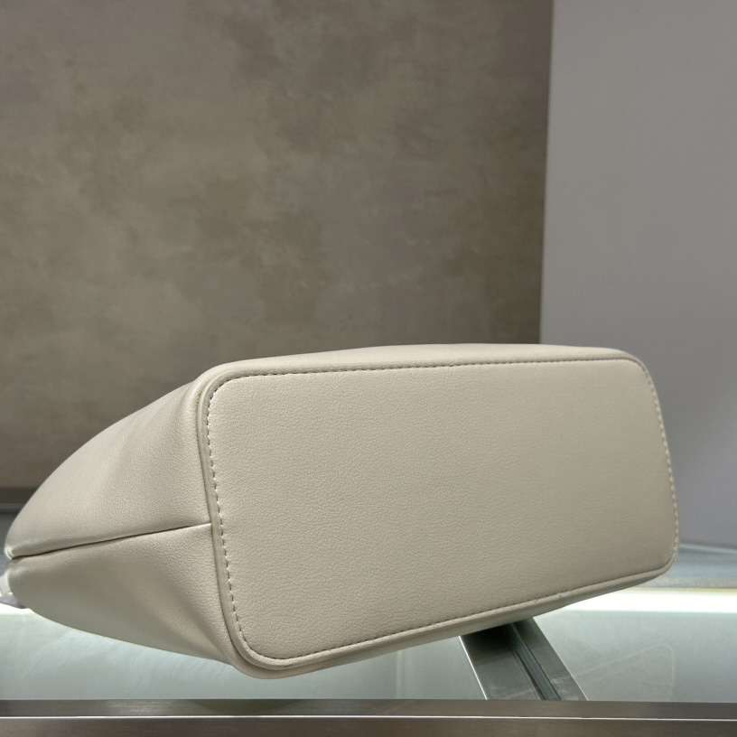 Jacquemus The Calino (24*9.5*20cm) - DopestKickz