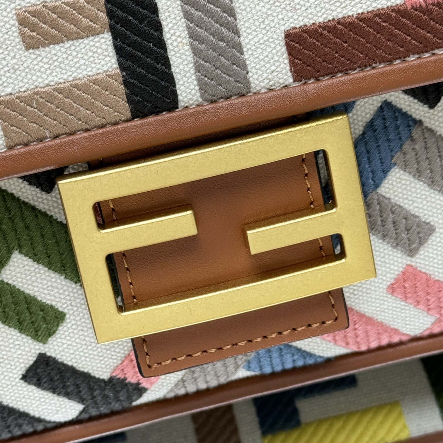 Fendi Baguette Mini  26x13x6cm - DopestKickz