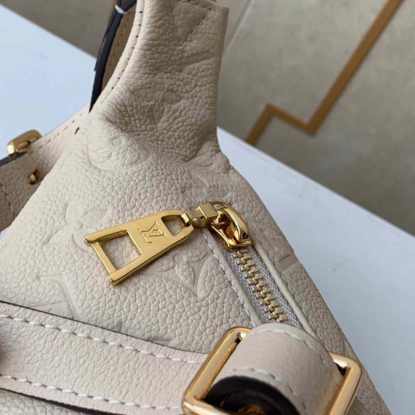 Louis Vuitton Bumbag  M44812  - DopestKickz