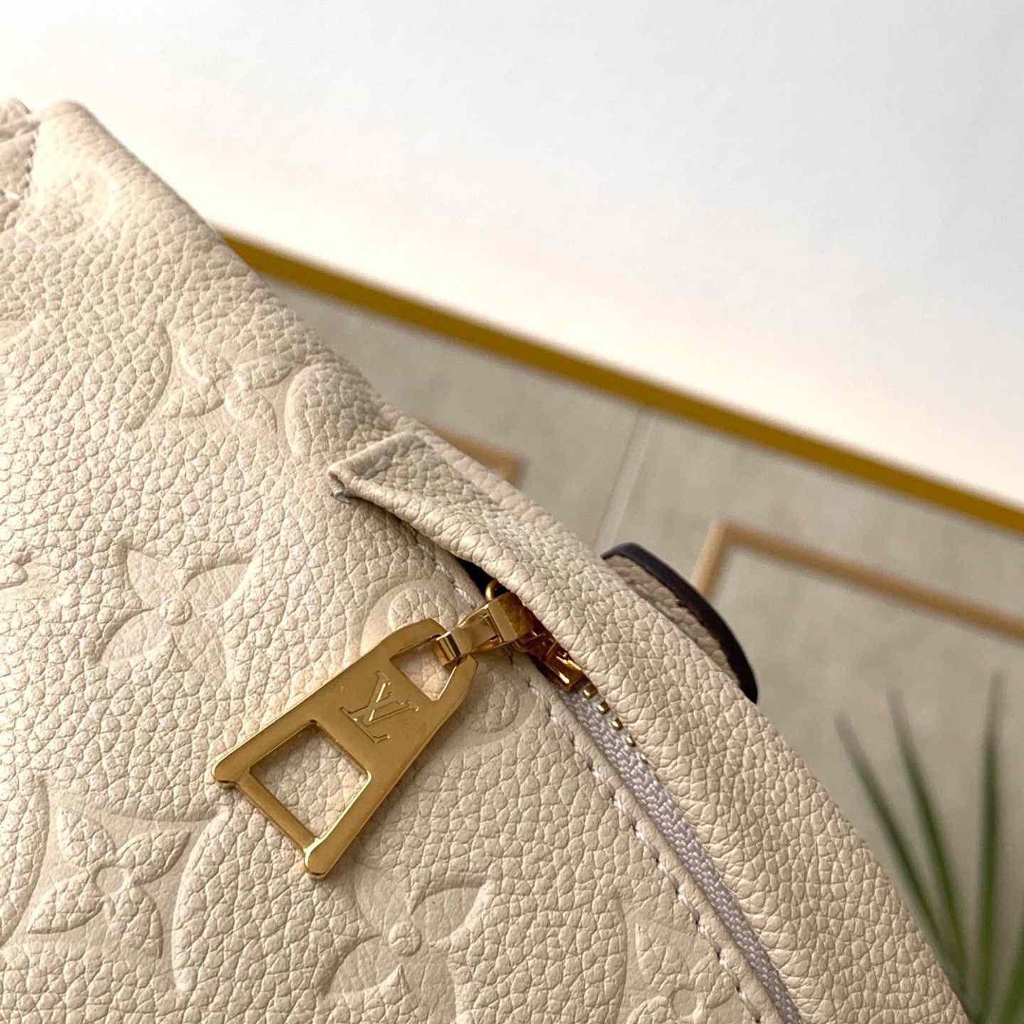 Louis Vuitton Bumbag  M44812  - DopestKickz