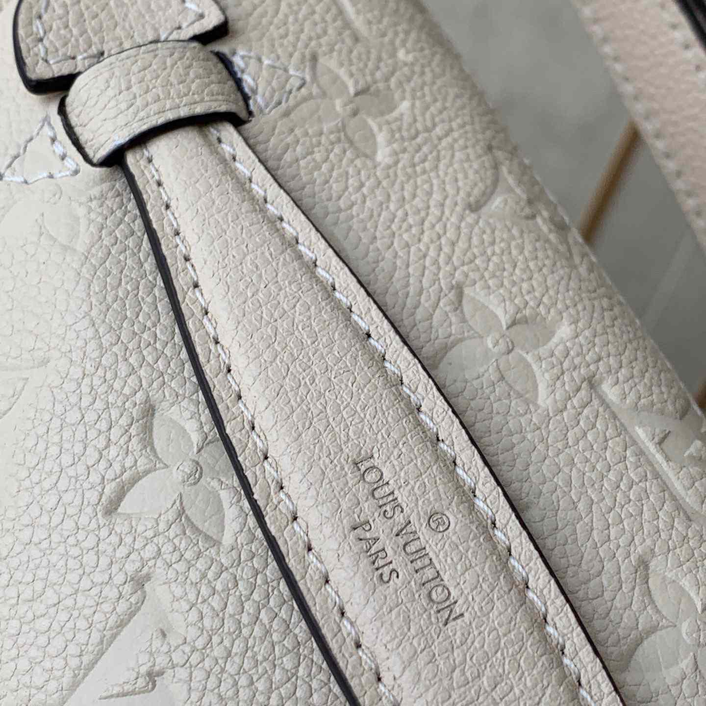 Louis Vuitton Bumbag  M44812  - DopestKickz