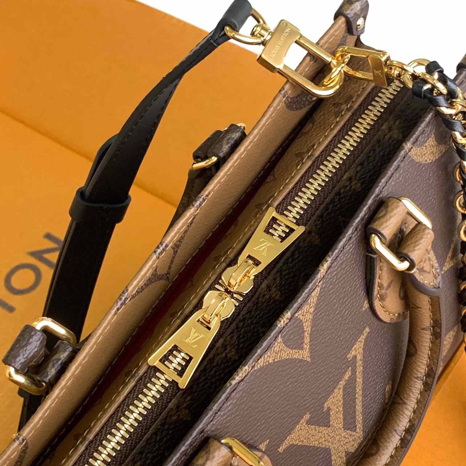 Louis Vuitton OnTheGo East West Chain  M14236 - DopestKickz