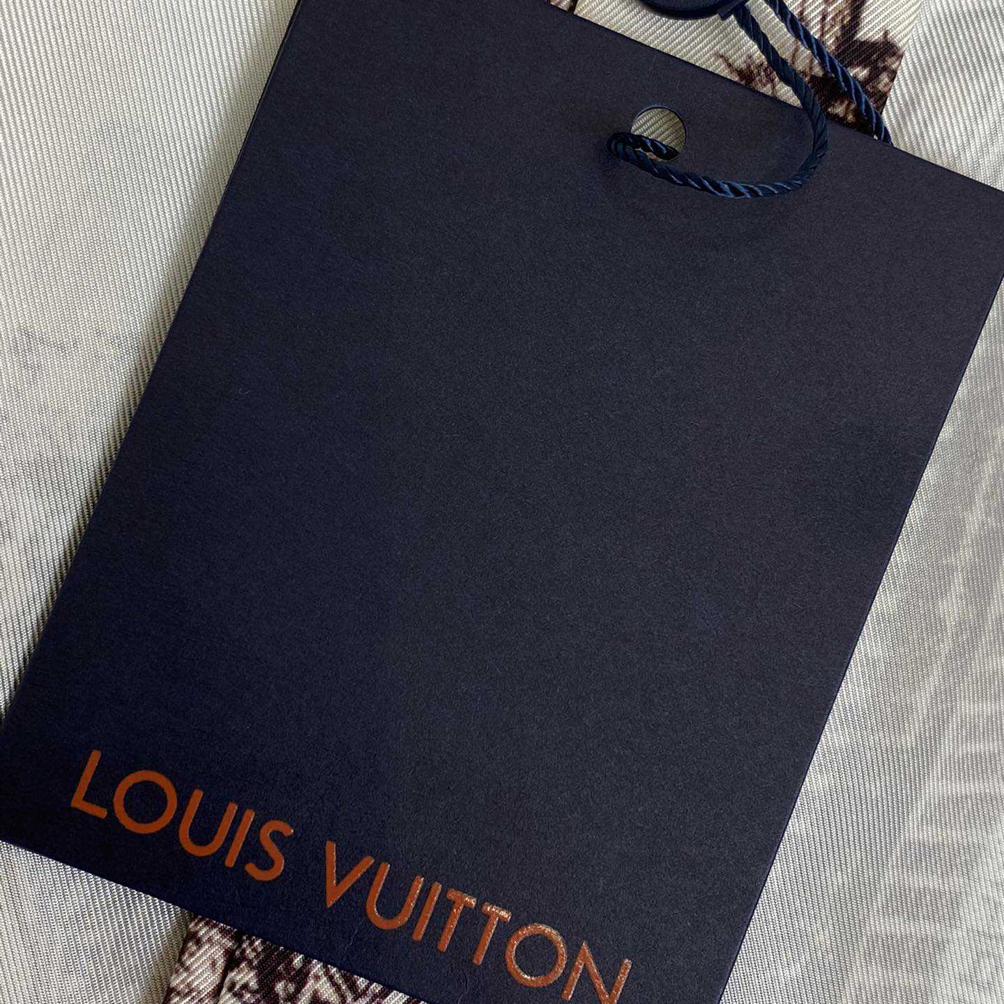 Louis Vuitton Long-Sleeved Silk Shirt    1AGJN4 - DopestKickz