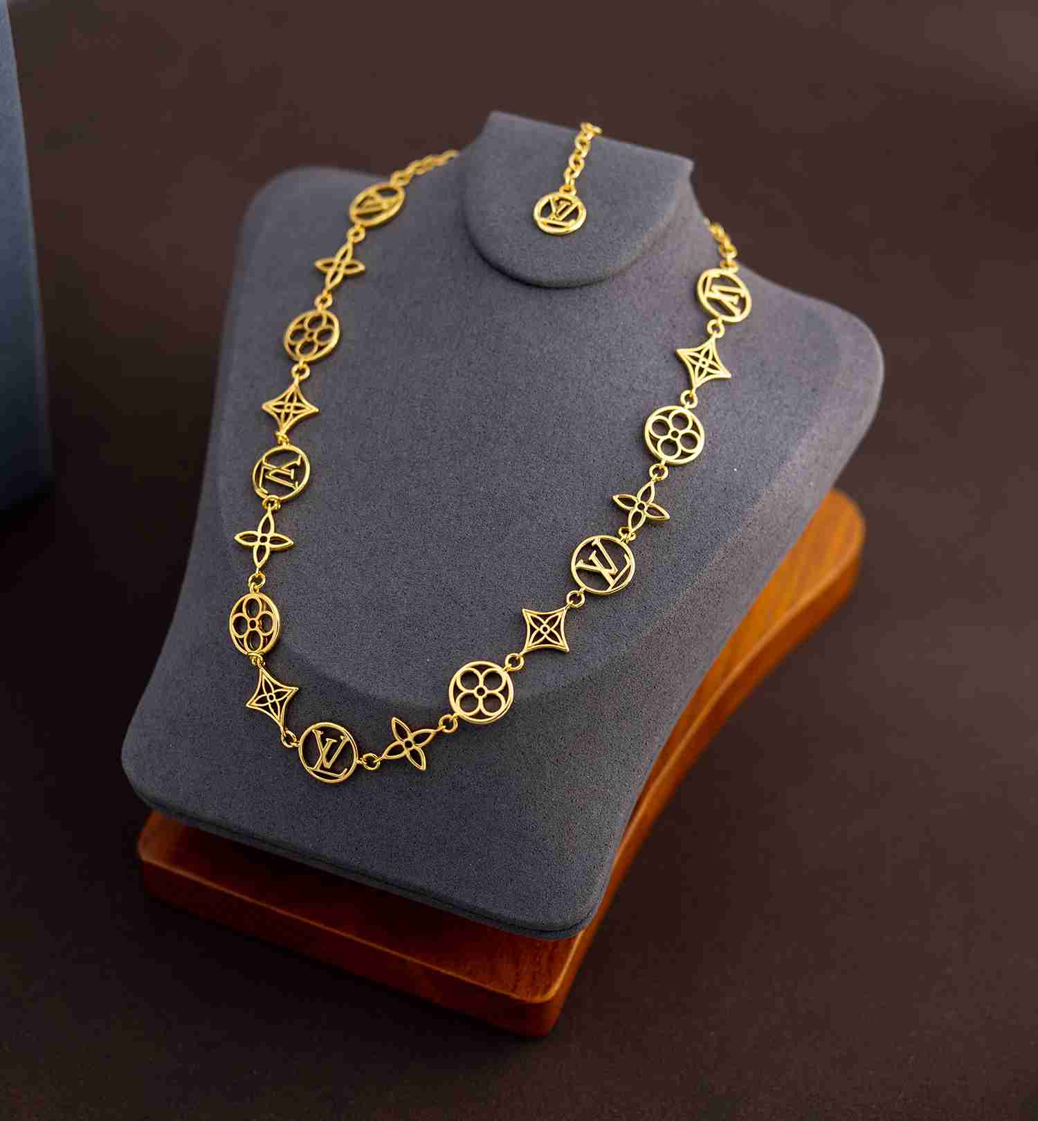 Louis Vuitton LV Lace Necklace   M01057 - DopestKickz