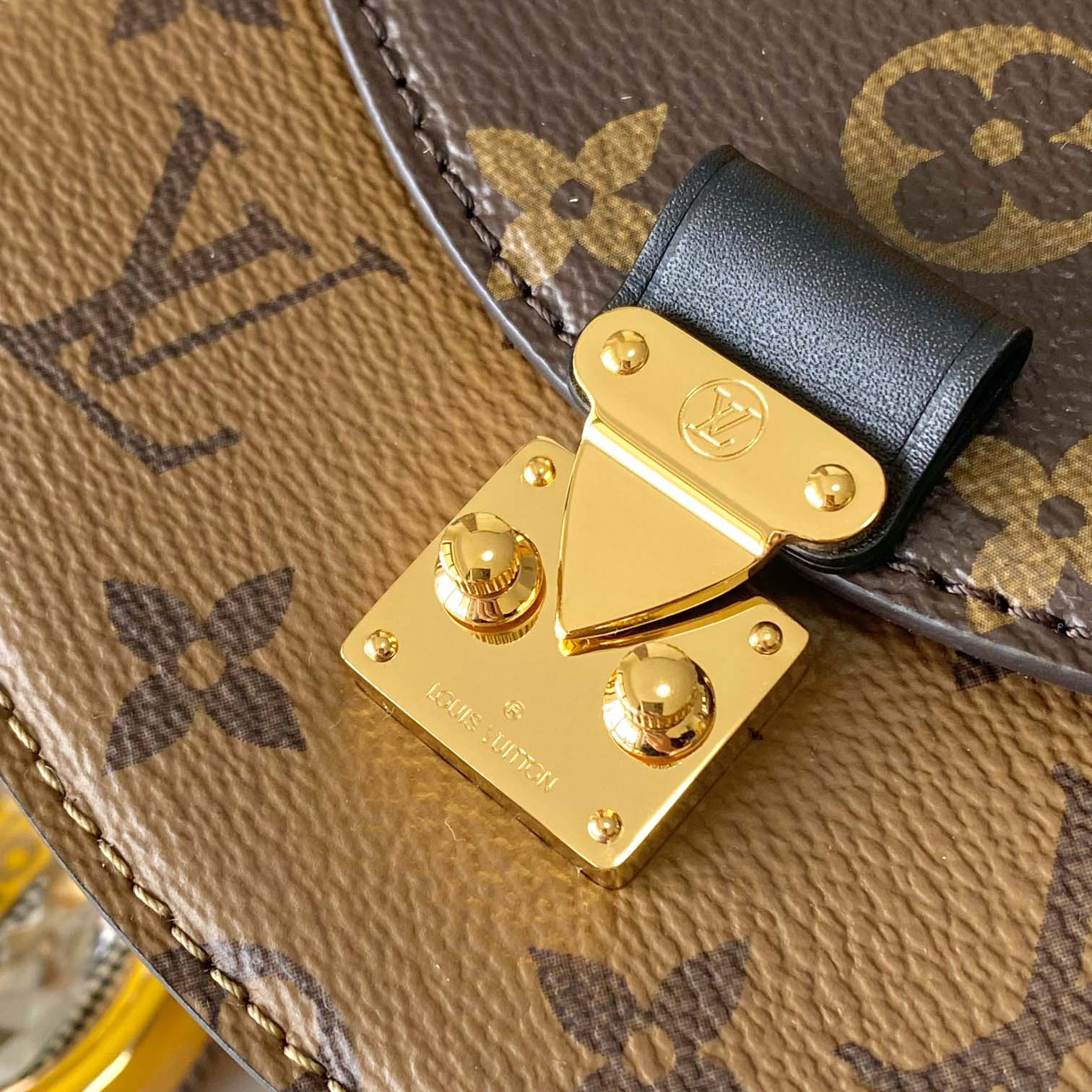 Louis Vuitton Tilsitt Handbag   M83473 - DopestKickz