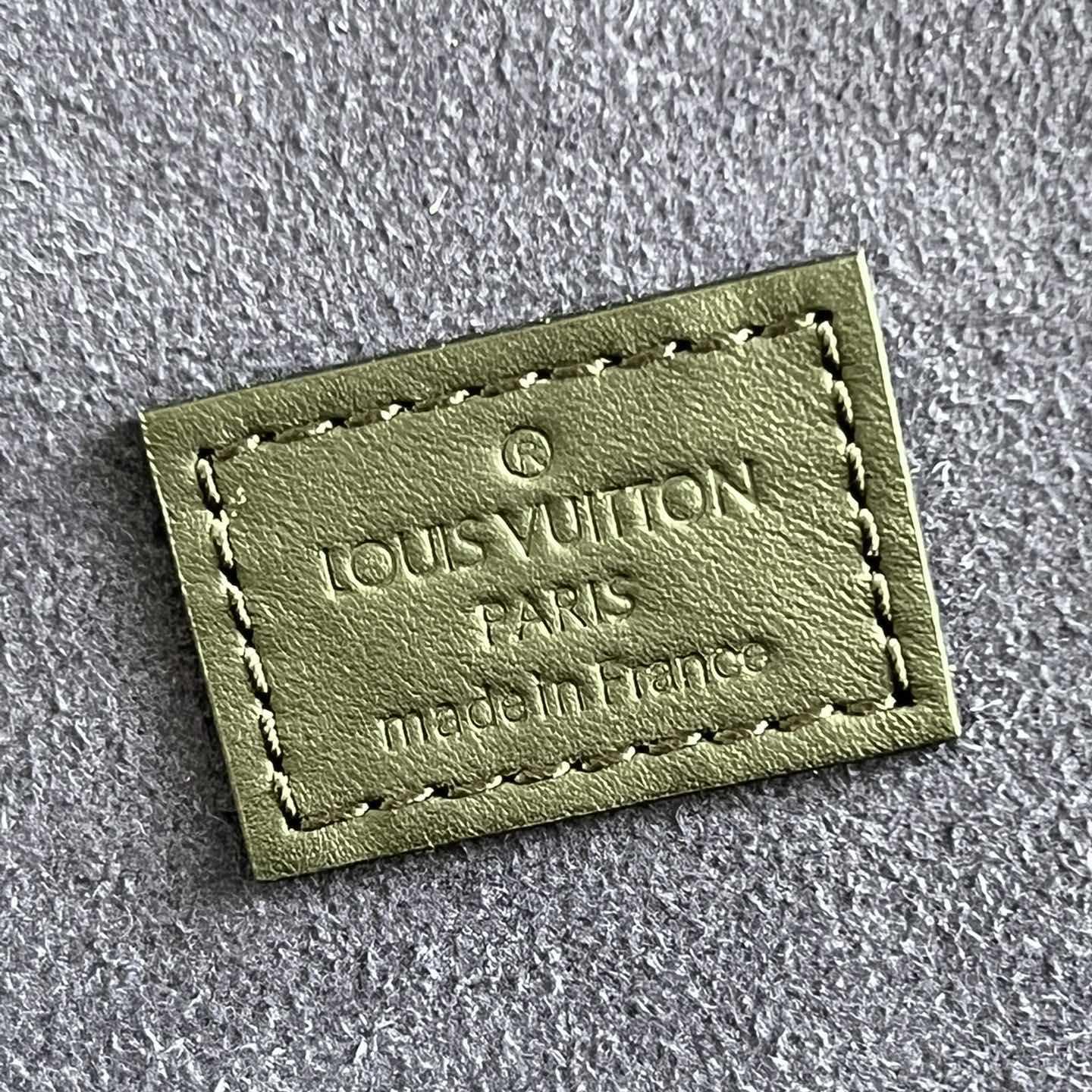 Louis Vuitton Coffret 8 Montres  M48194 (50% Off Sale)  XZ802     - DopestKickz