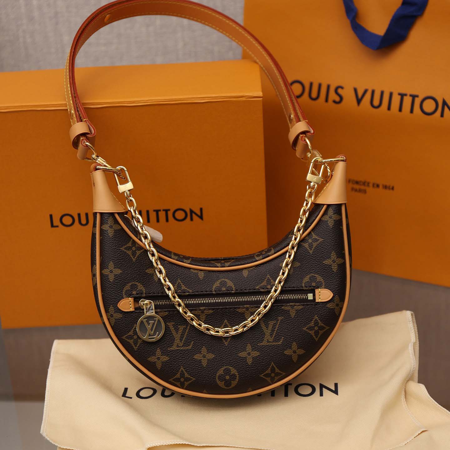 Louis Vuitton Loop  (23-13-6cm) M81098 - DopestKickz