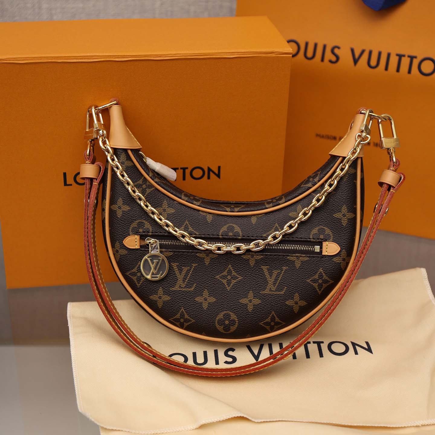 Louis Vuitton Loop  (23-13-6cm) M81098 - DopestKickz