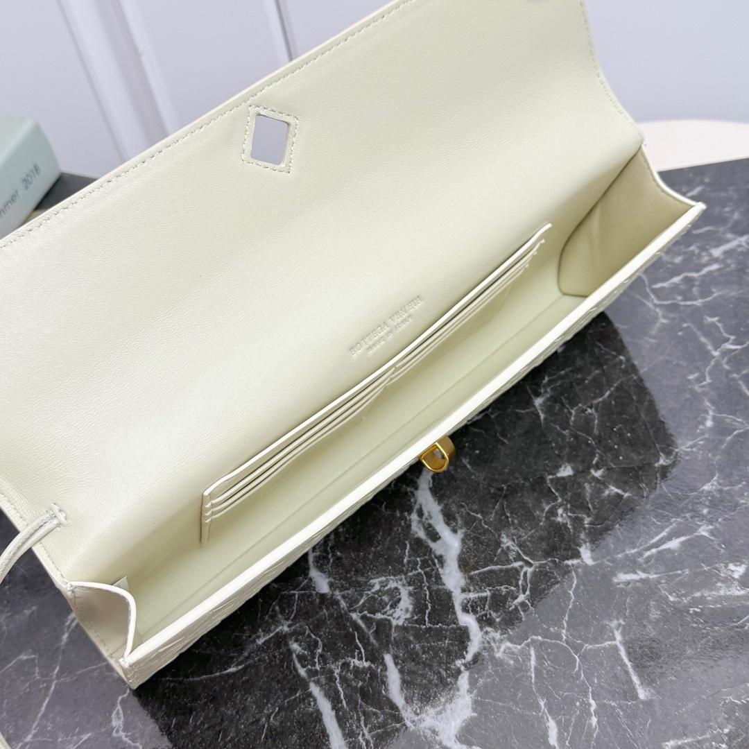 Bottega Veneta Andiamo Clutch 31*13*3cm - DopestKickz
