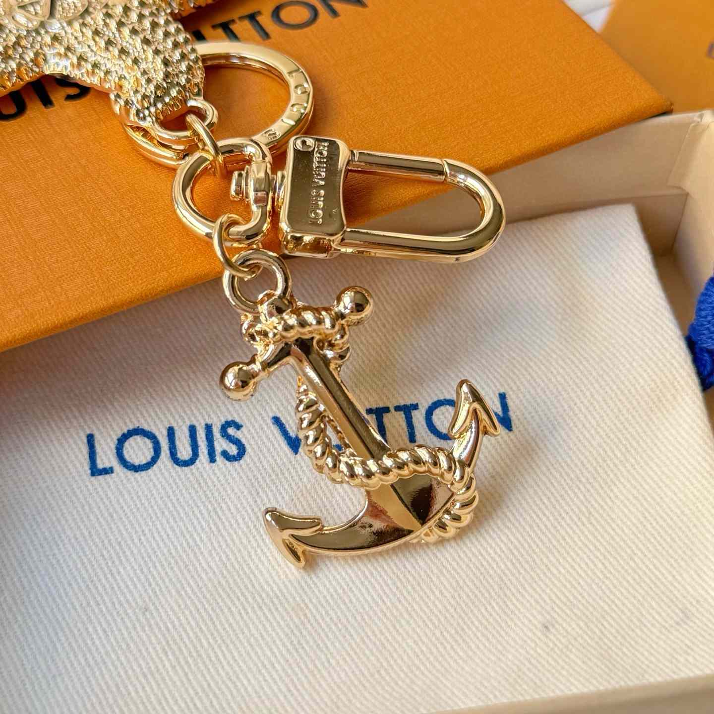 Louis Vuitton LV Starfish Key Holder and Bag Charm   M02622 - DopestKickz