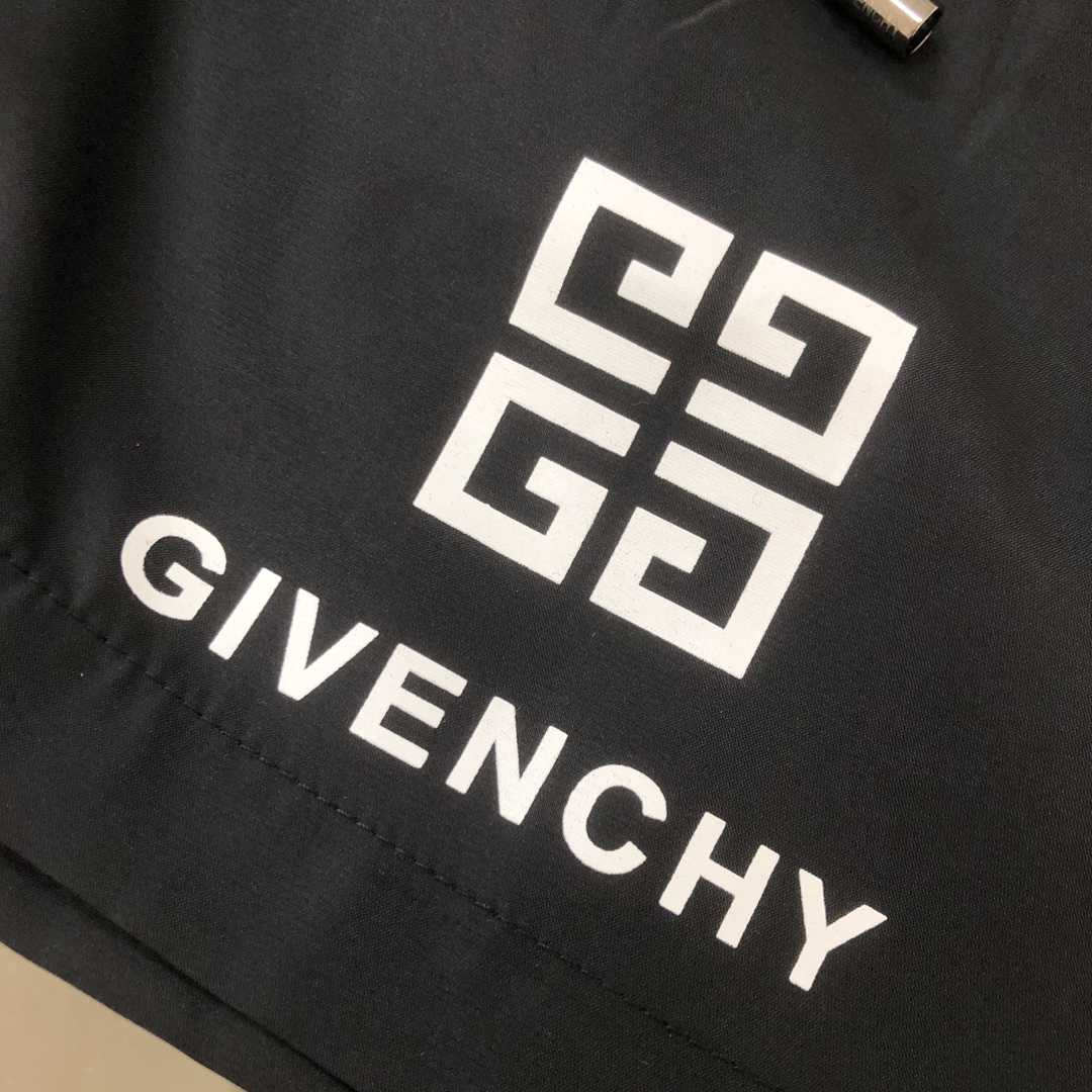 Givenchy 4G logo-print Shorts  - DopestKickz