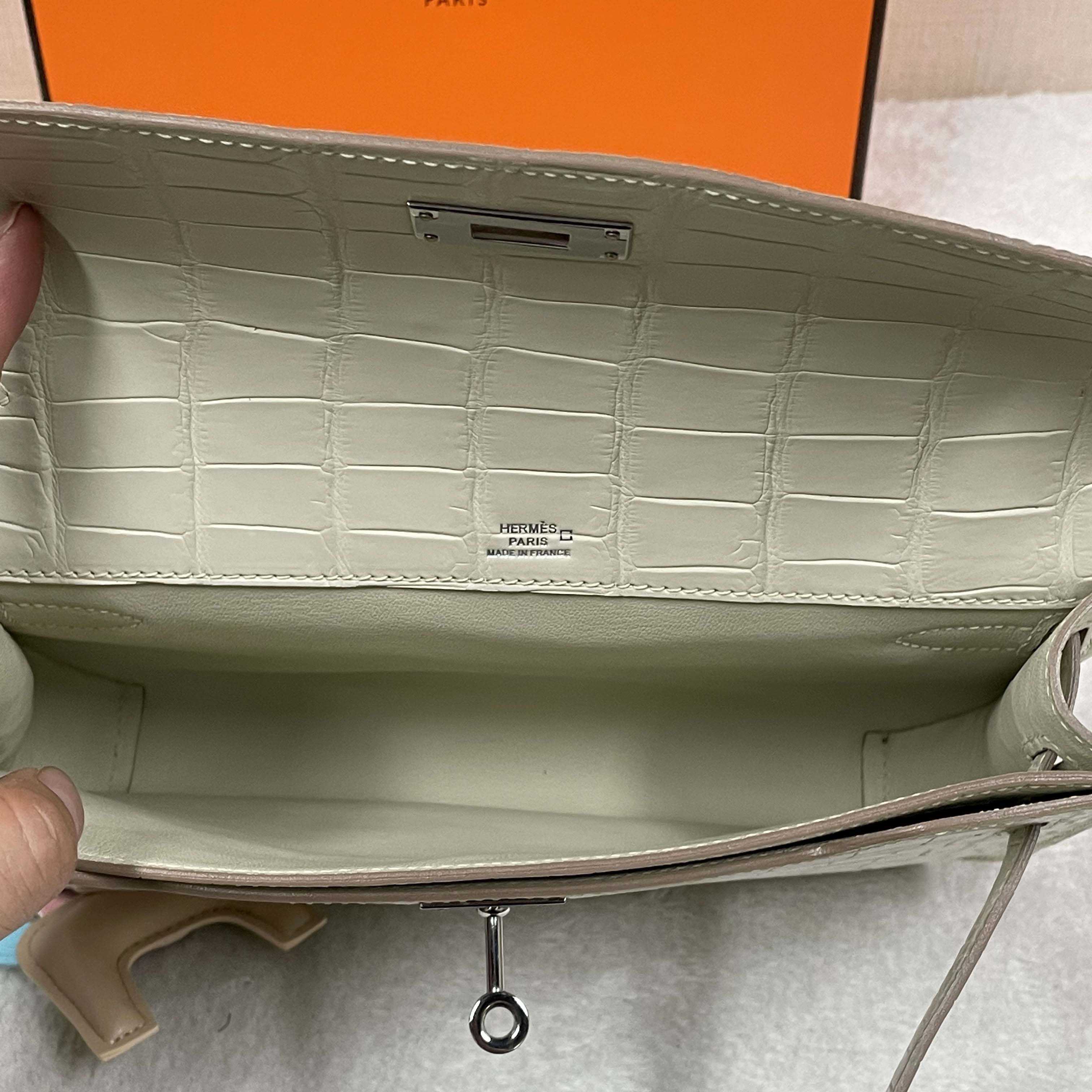 Hermes Kelly Depeche Crocodile Beton 25cm - DopestKickz