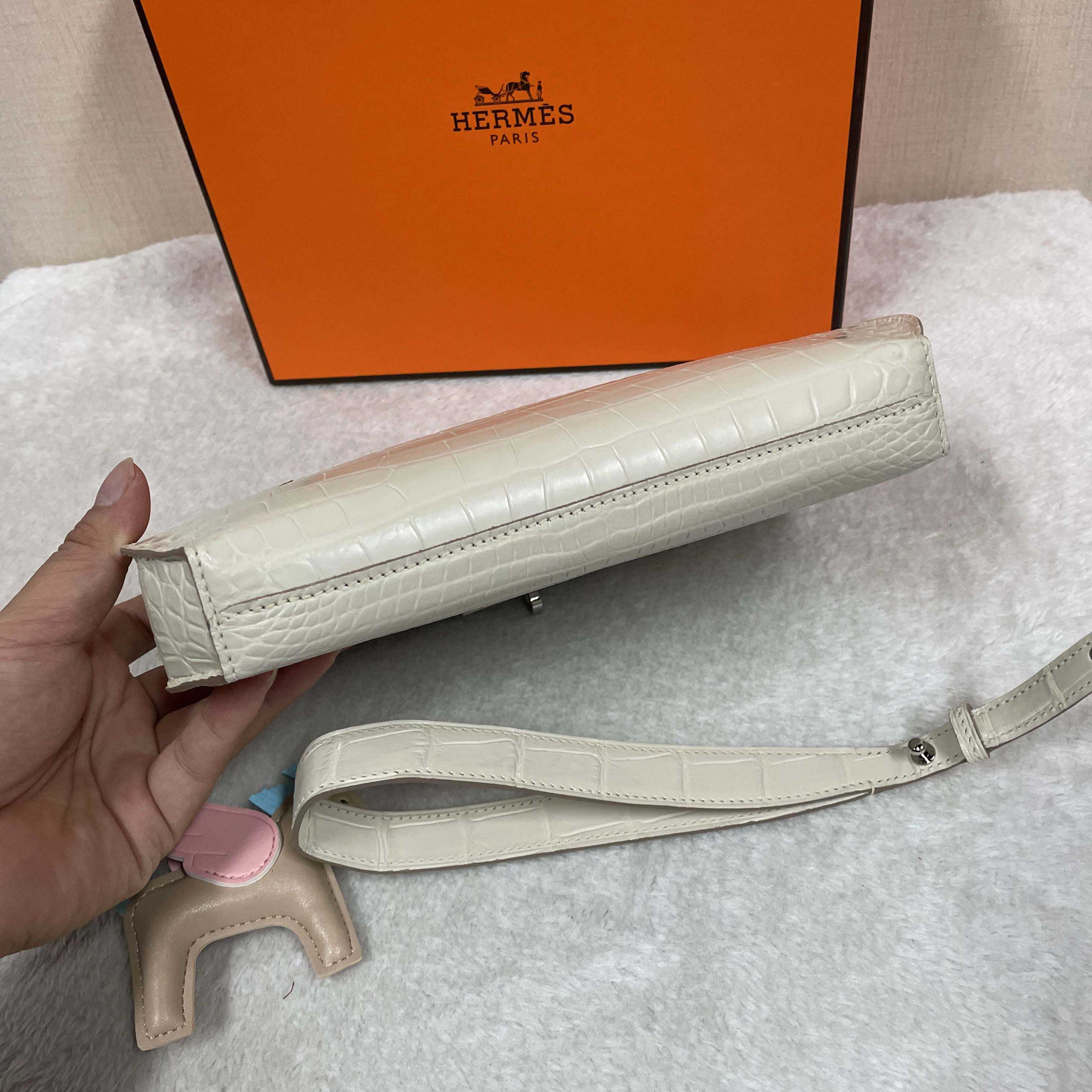 Hermes Kelly Depeche Crocodile Beton 25cm - DopestKickz