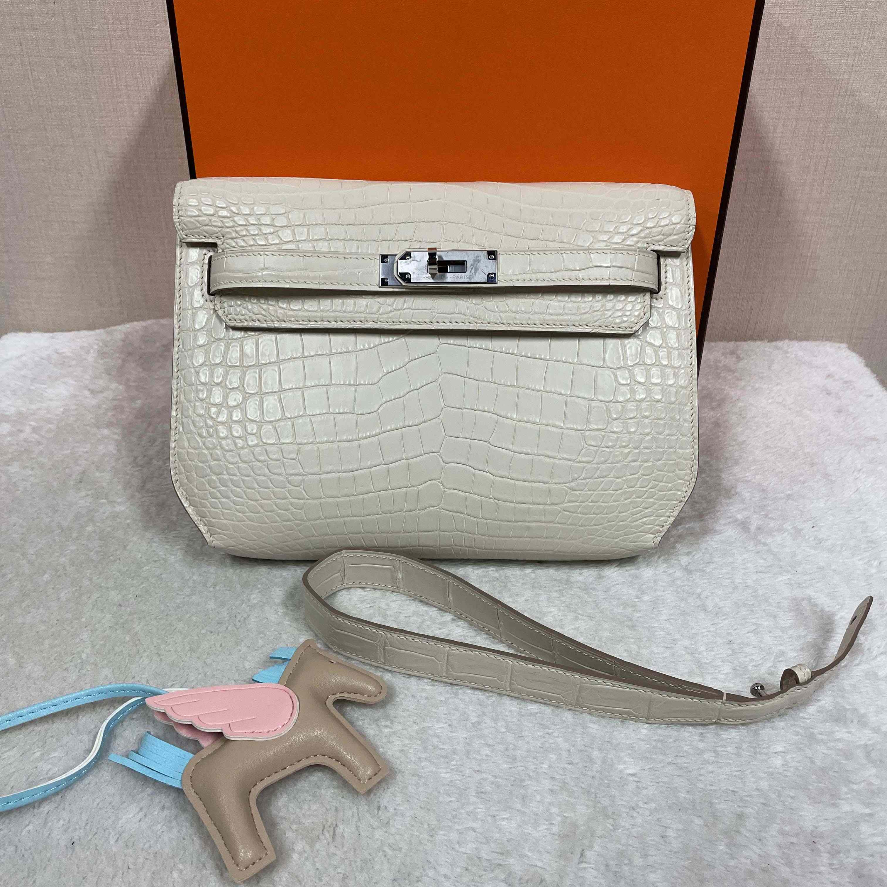 Hermes Kelly Depeche Crocodile Beton 25cm - DopestKickz