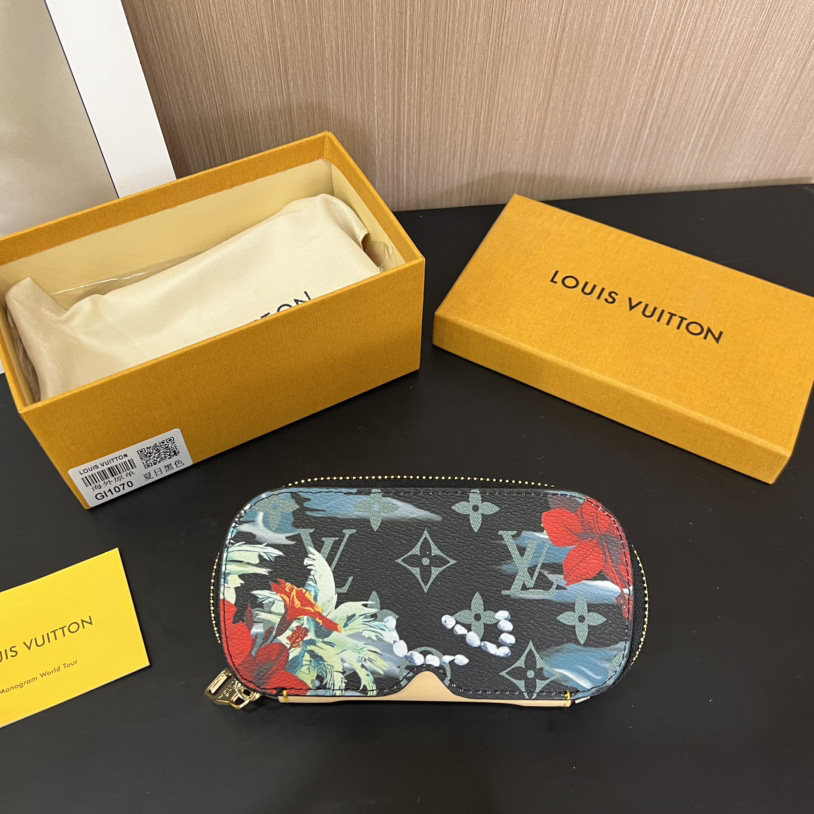 Louis Vuitton Sunglasses Pouch - DopestKickz
