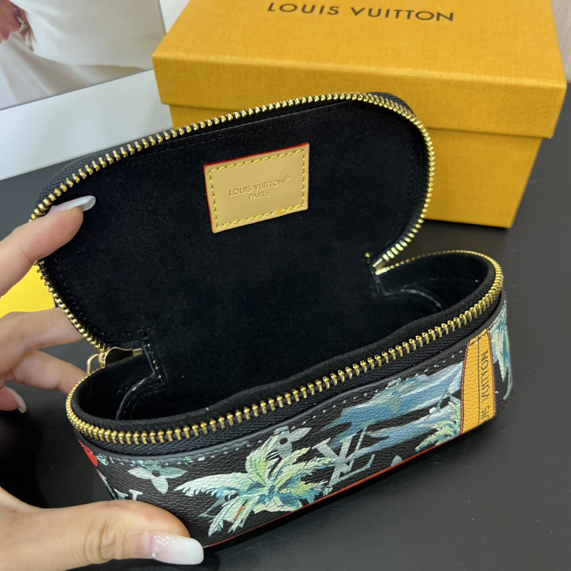 Louis Vuitton Sunglasses Pouch - DopestKickz