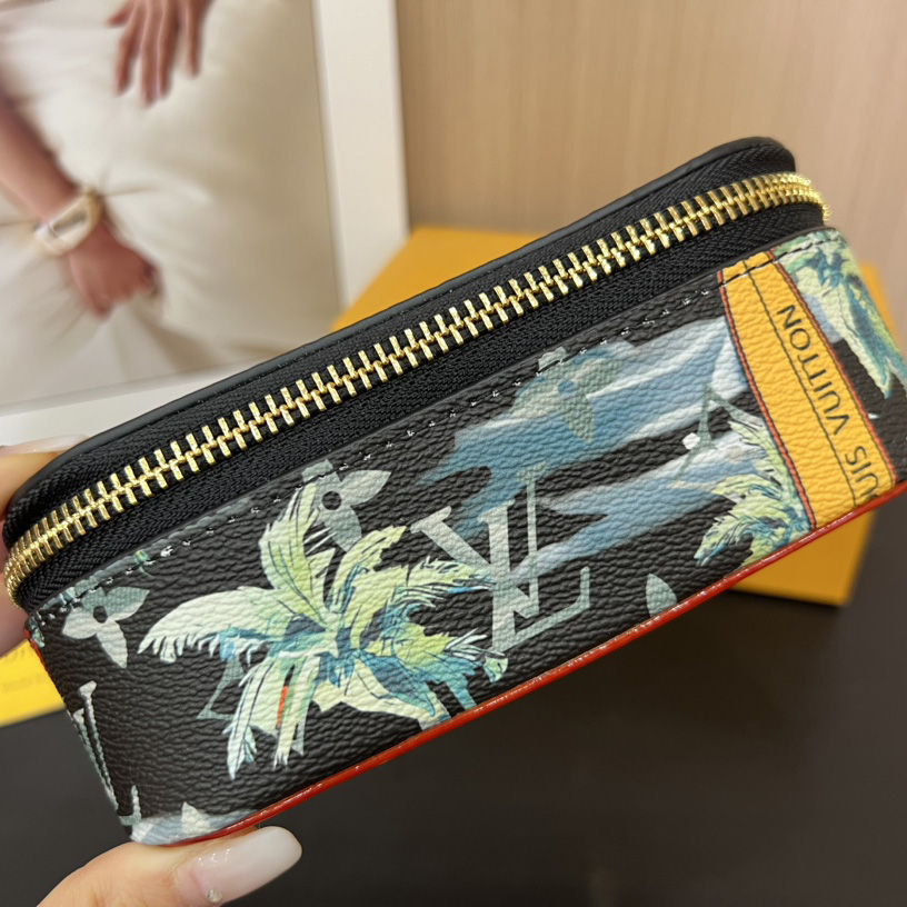 Louis Vuitton Sunglasses Pouch - DopestKickz